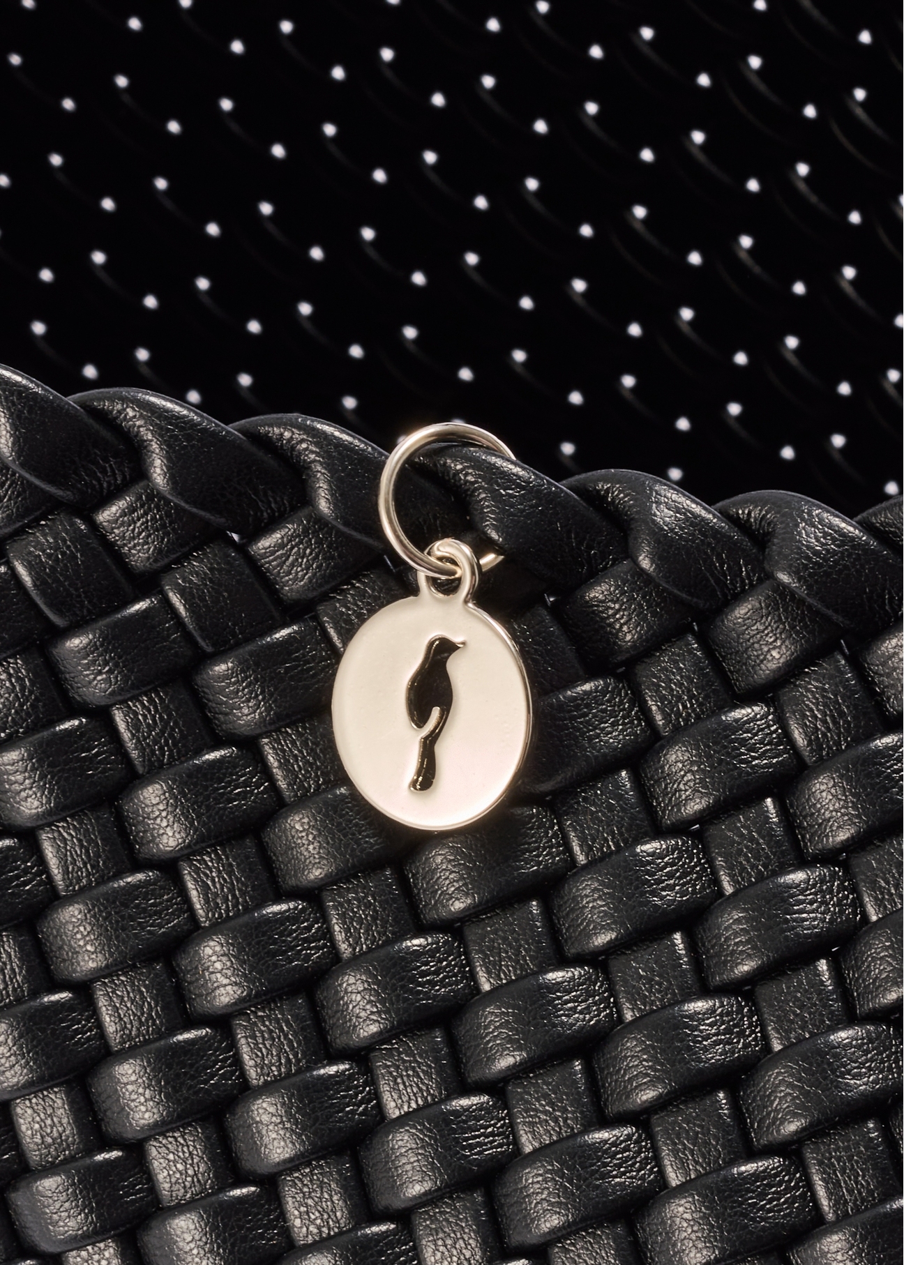 Czarna pleciona torebka damska TOREC-1147-99(W26) - zbliżenie na detal, na białym tle. 