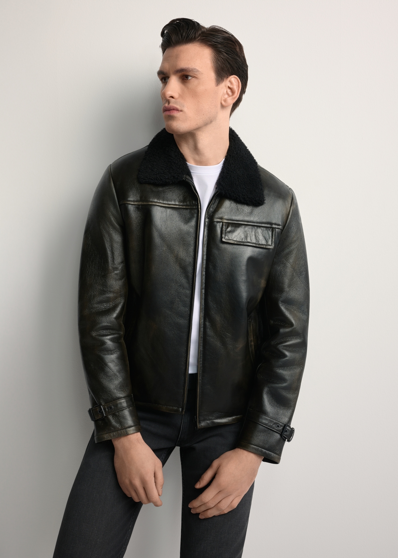 Skórzany kożuch męski KOZMS-0023-3188(Z25), widok produktu z przodu na modelu. Widoczna połowa sylwetki.