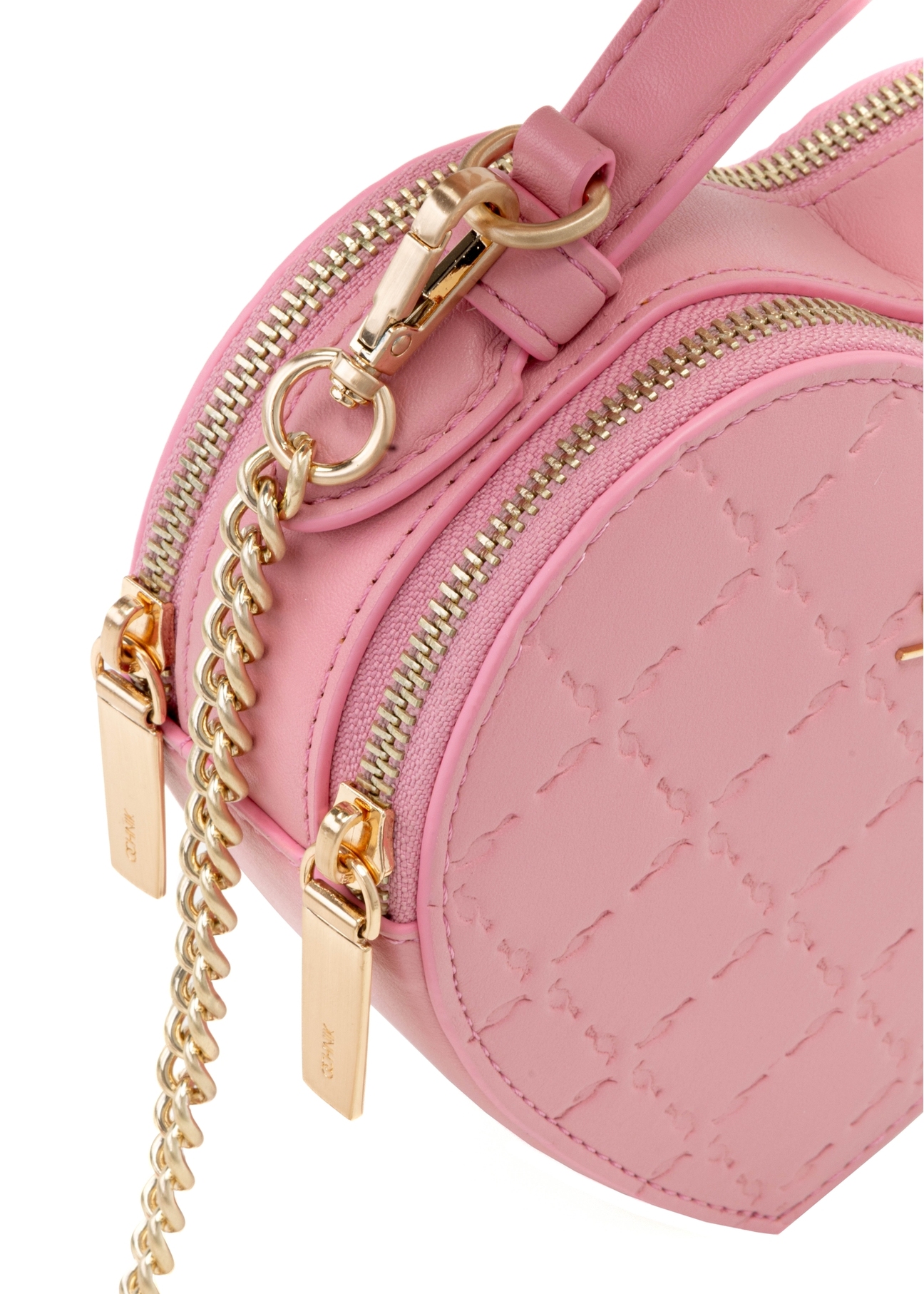 Różowa torebka w kształcie serca TOREC-1154-5B(W26), zbliżenie na detal produktu, widok na białym tle.