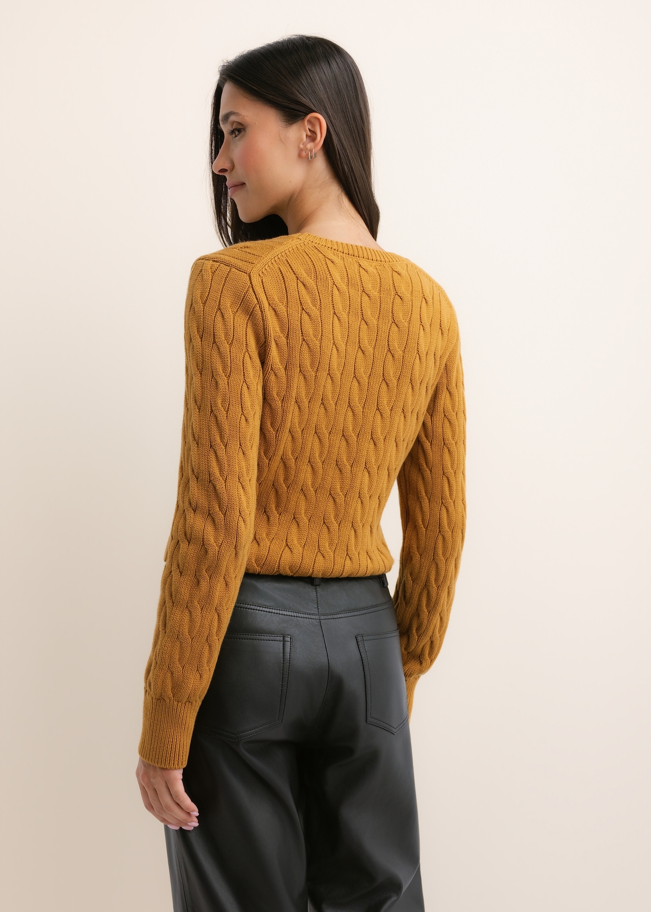 Musztardowy sweter damski z bawełny SWEDT-0269-2D(Z26), widok produktu z tyłu na modelce. Widoczna połowa sylwetki. 