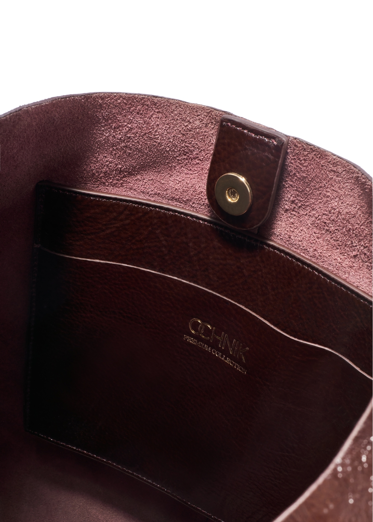 Duża skórzana brązowa torebka damska TORES-1179-1I(W26), widok produktu w środku na białym tle.