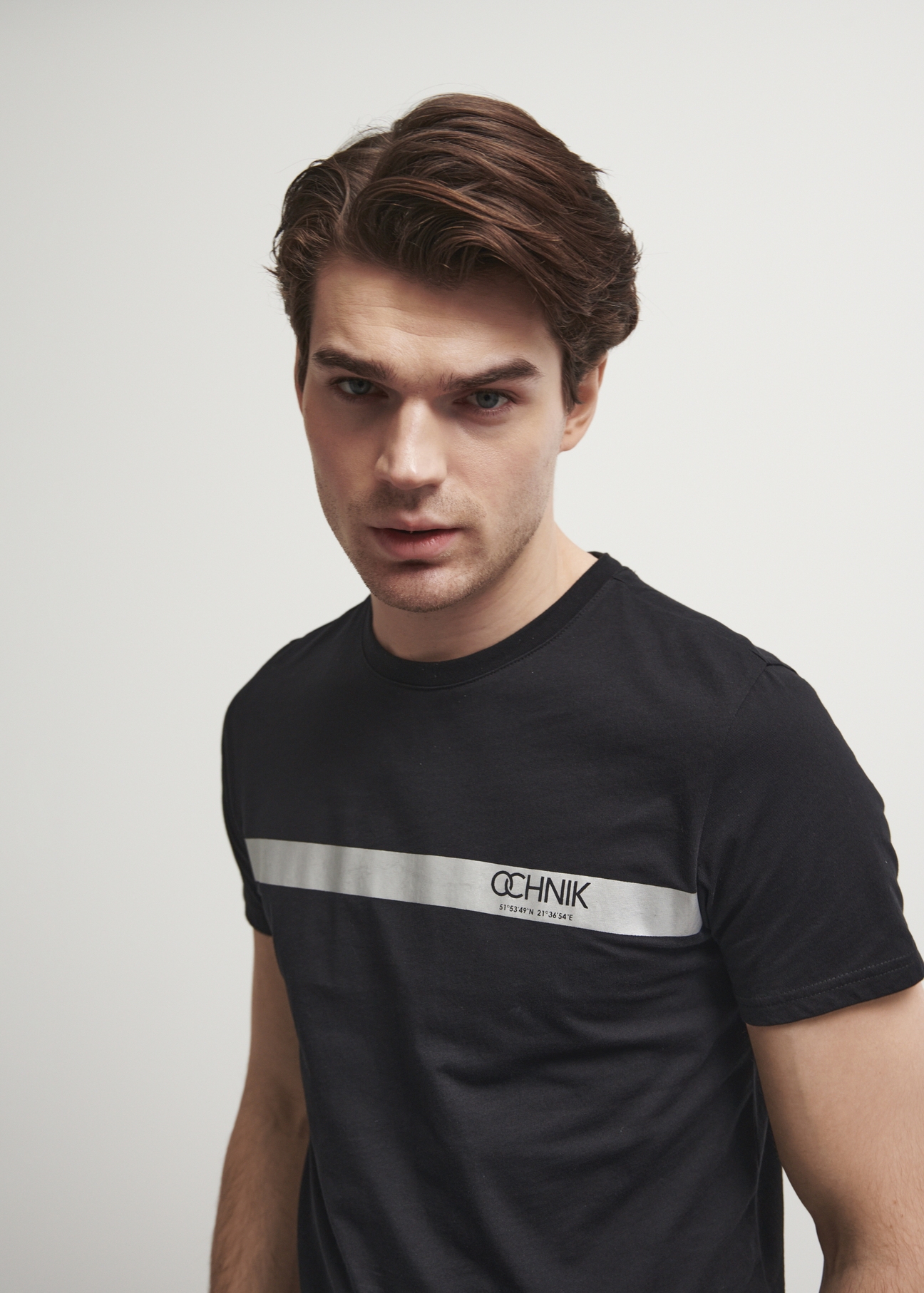 Czarny T-shirt męski ze srebrnym printem TSHMT-0089-99(W23)-01