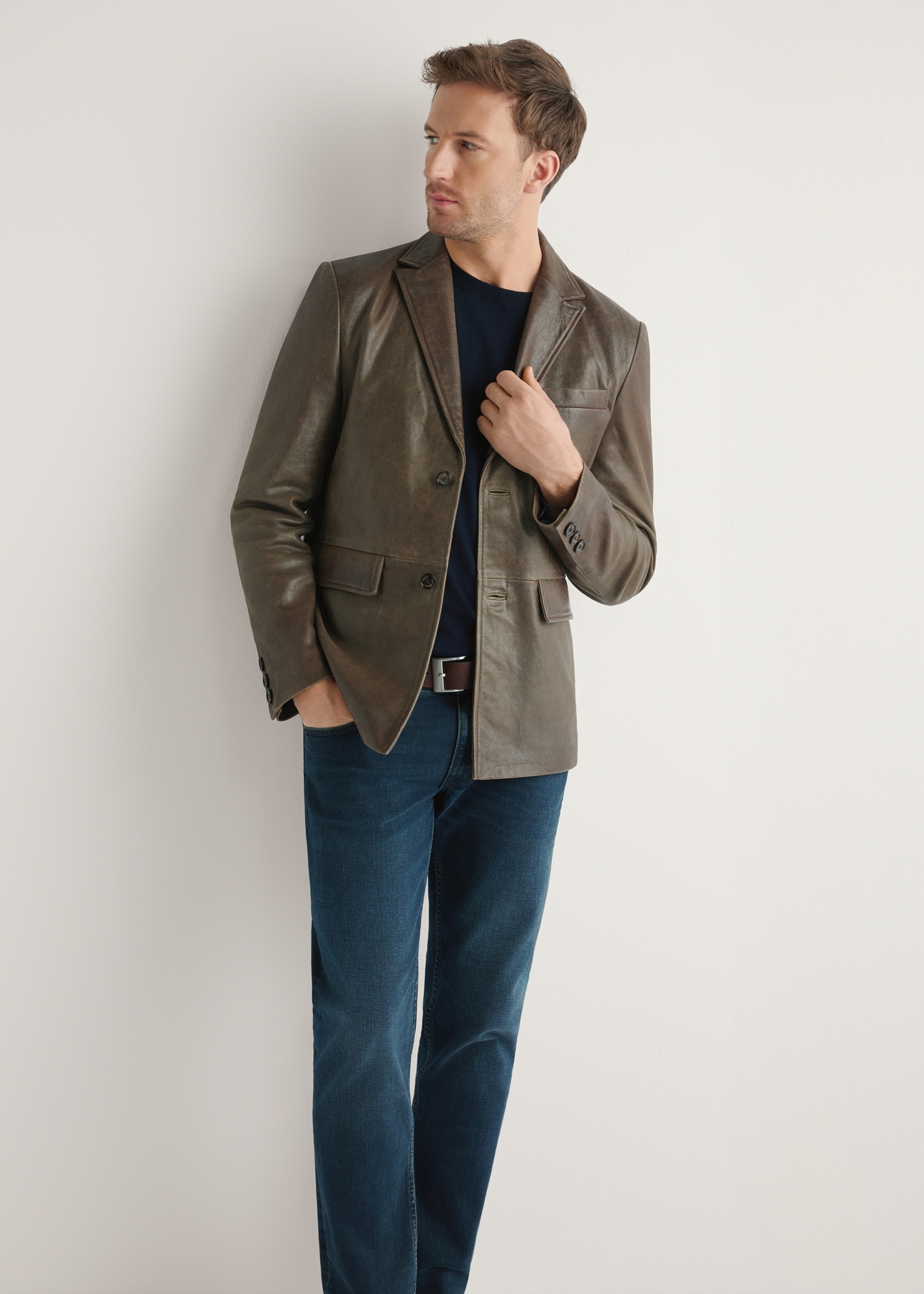 Brązowa skórzana marynarka męska KURMS-0402-1H(W26) - widok produktu z przodu, na modelu, na jasnym tle. Widoczna cała sylwetka.