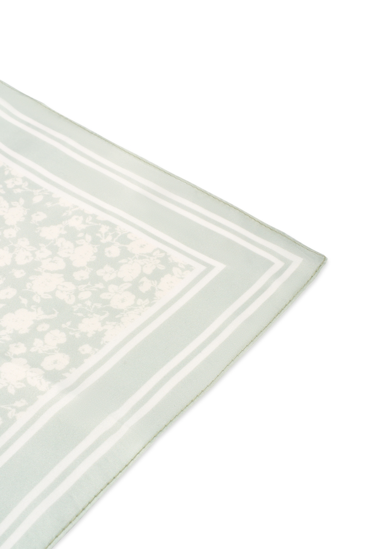 Zielona apaszka damska w kwiaty SZADT-0190-8P(W26), zbliżenie na detal na białym tle.