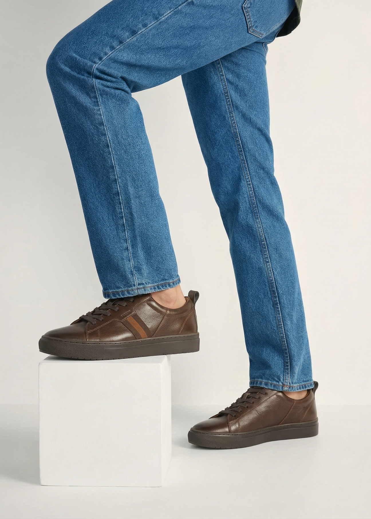 Ciemnobrązowe skórzane buty męskie BUTYM-0430A-1I(W26), widok produktu z boku na stopach modela. 