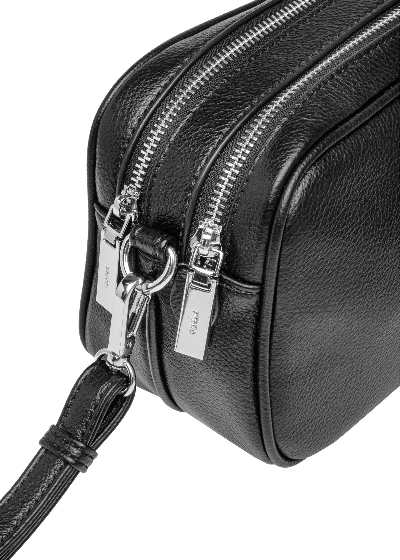 Czarna średnia torebka damska TOREC-1121-9I(W26), zbliżenie na detal produktu, widok na białym tle.