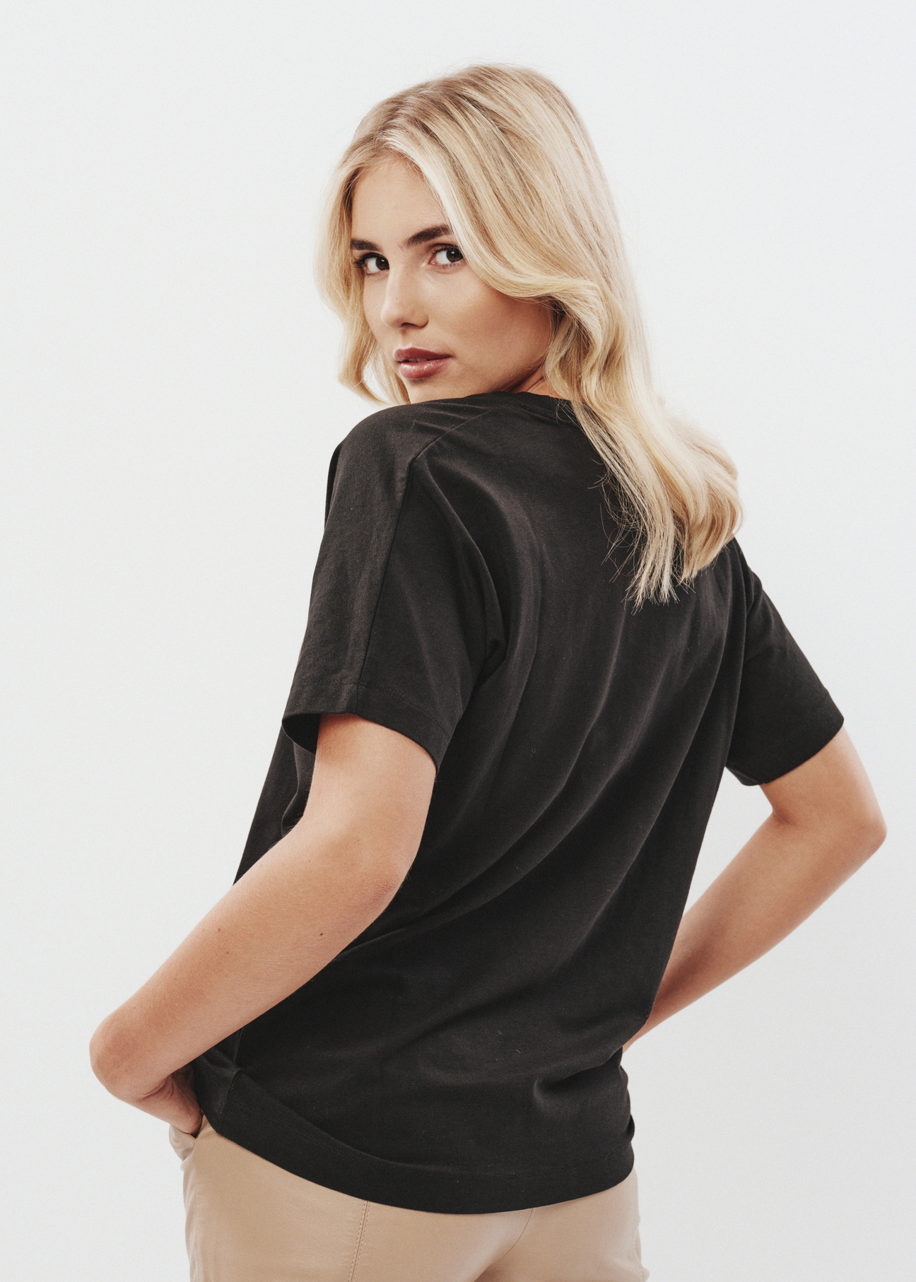 Czarny T-shirt damski z printem TSHDT-0115-99(Z23)-02