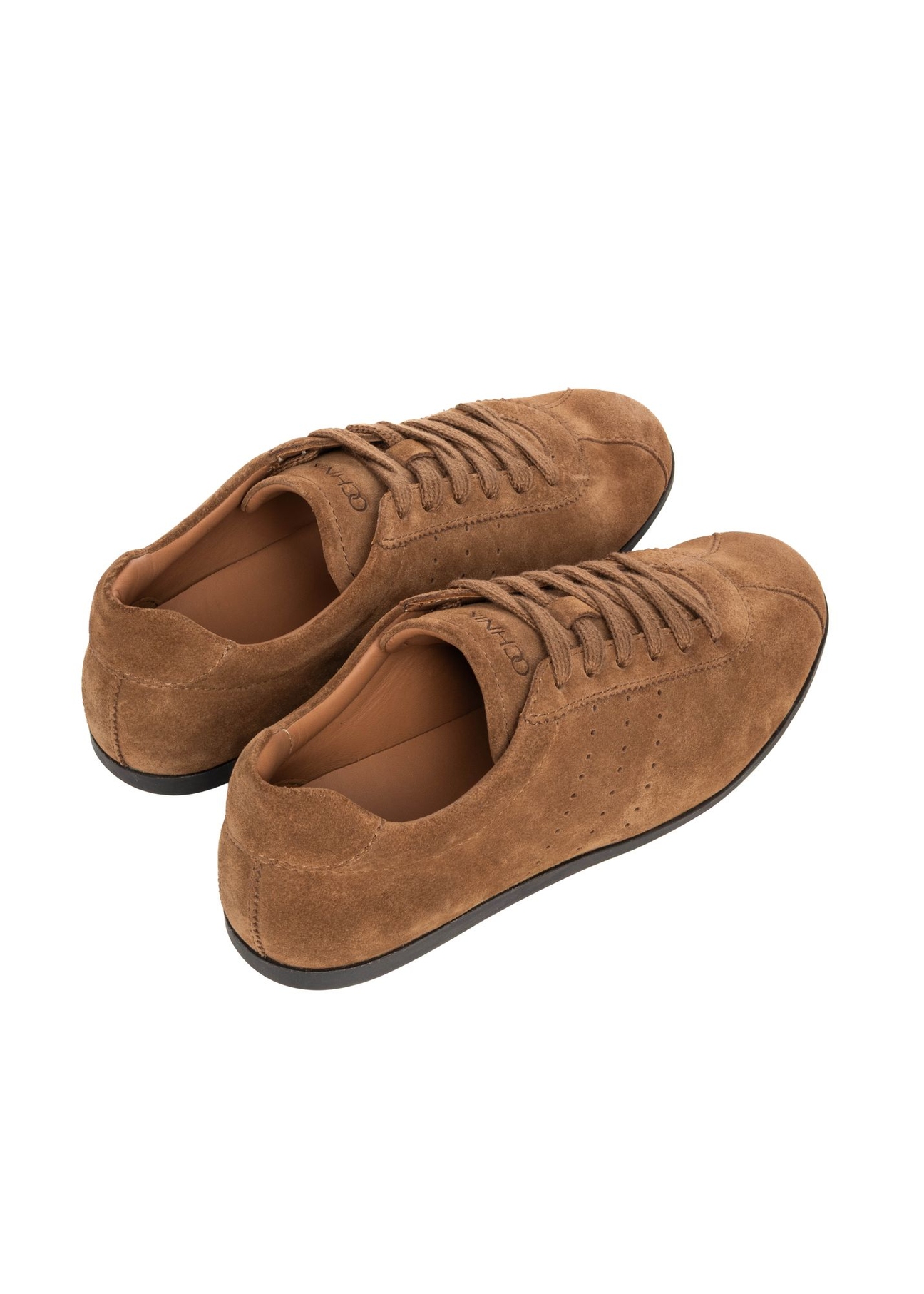 Koniakowe zamszowe sneakersy damskie BUTYD-1293-1F(Z26) - widok produktu z  góry, na białym tle. 