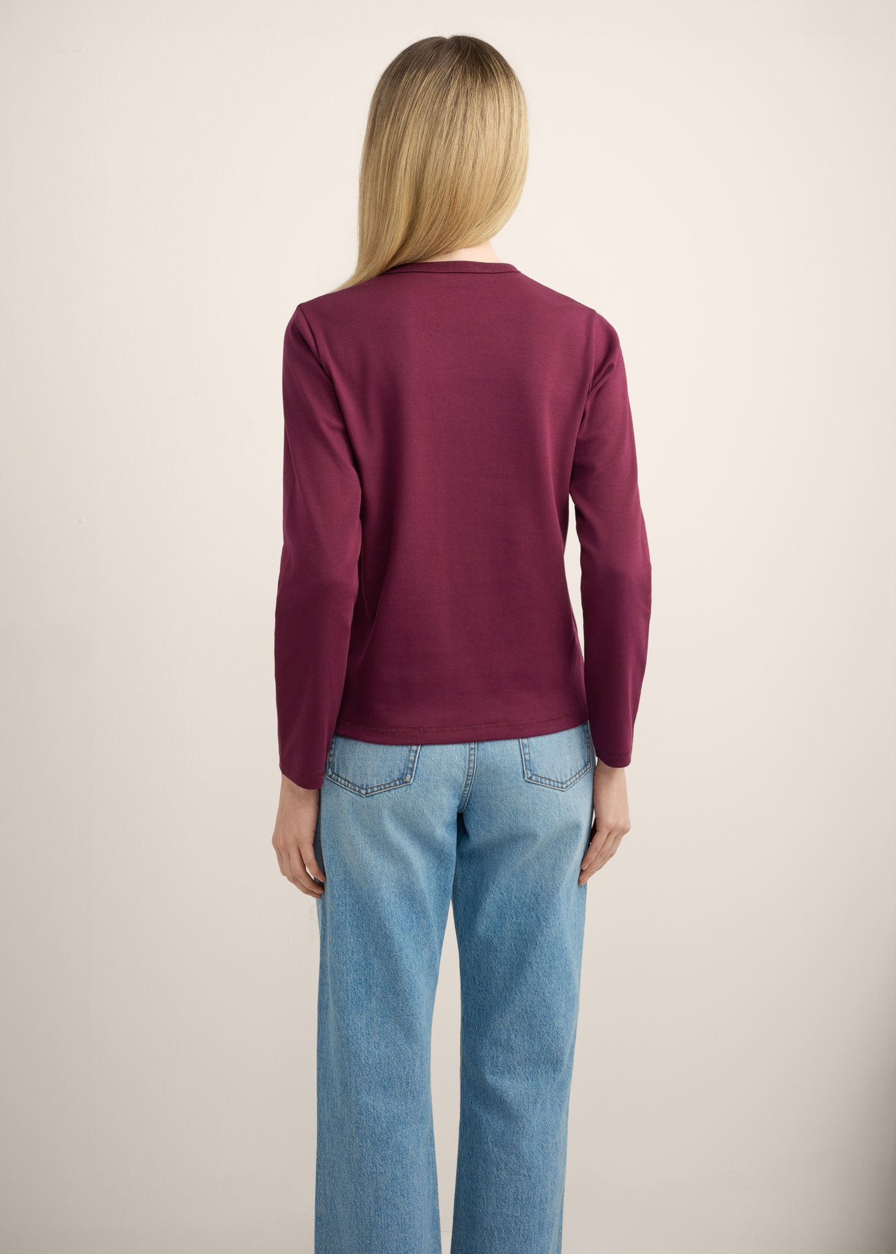 Bordowy bawełniany longsleeve damski LSLDT-0052-4D(Z26), widok produktu z tyłu na modelce. Widoczna połowa sylwetki.