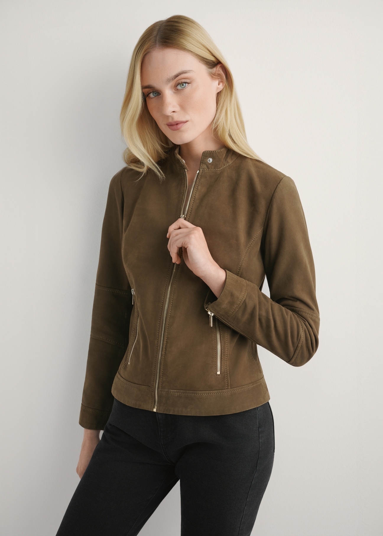 Skórzana kurtka damska w kolorze brązowym KURDS-0611-1H(W26), widok produktu z przodu na modelce. Widoczna połowa sylwetki.