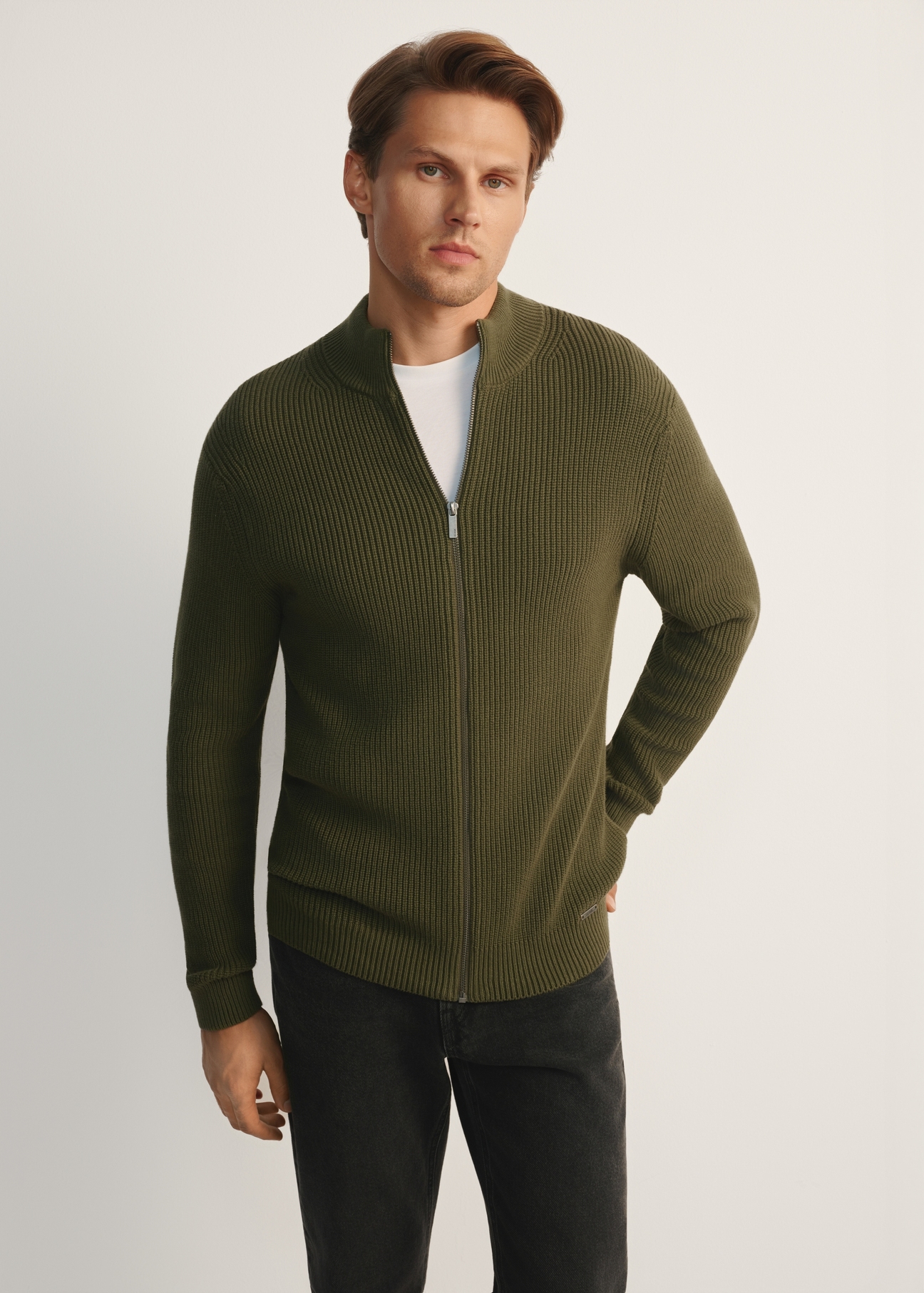Sweter męski khaki z suwakiem SWEMT-0176-55(Z25), widok produktu z przodu na modelu. Widoczna połowa sylwetki.