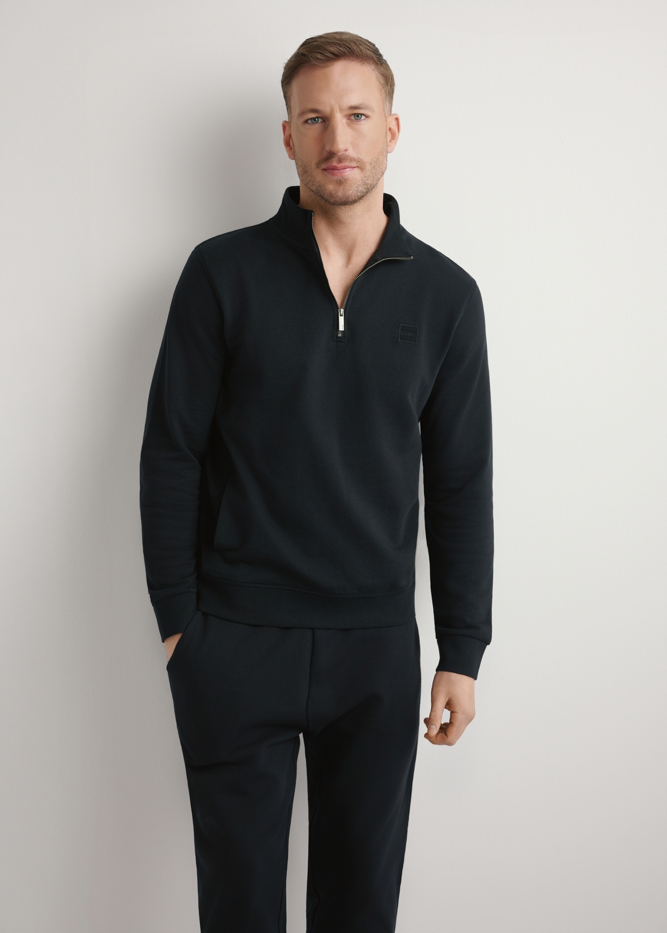 Czarna bluza męska ze stójką BLZMT-0080-99(W26) - widok produktu z przodu, na modelu, na jasnym tle. 