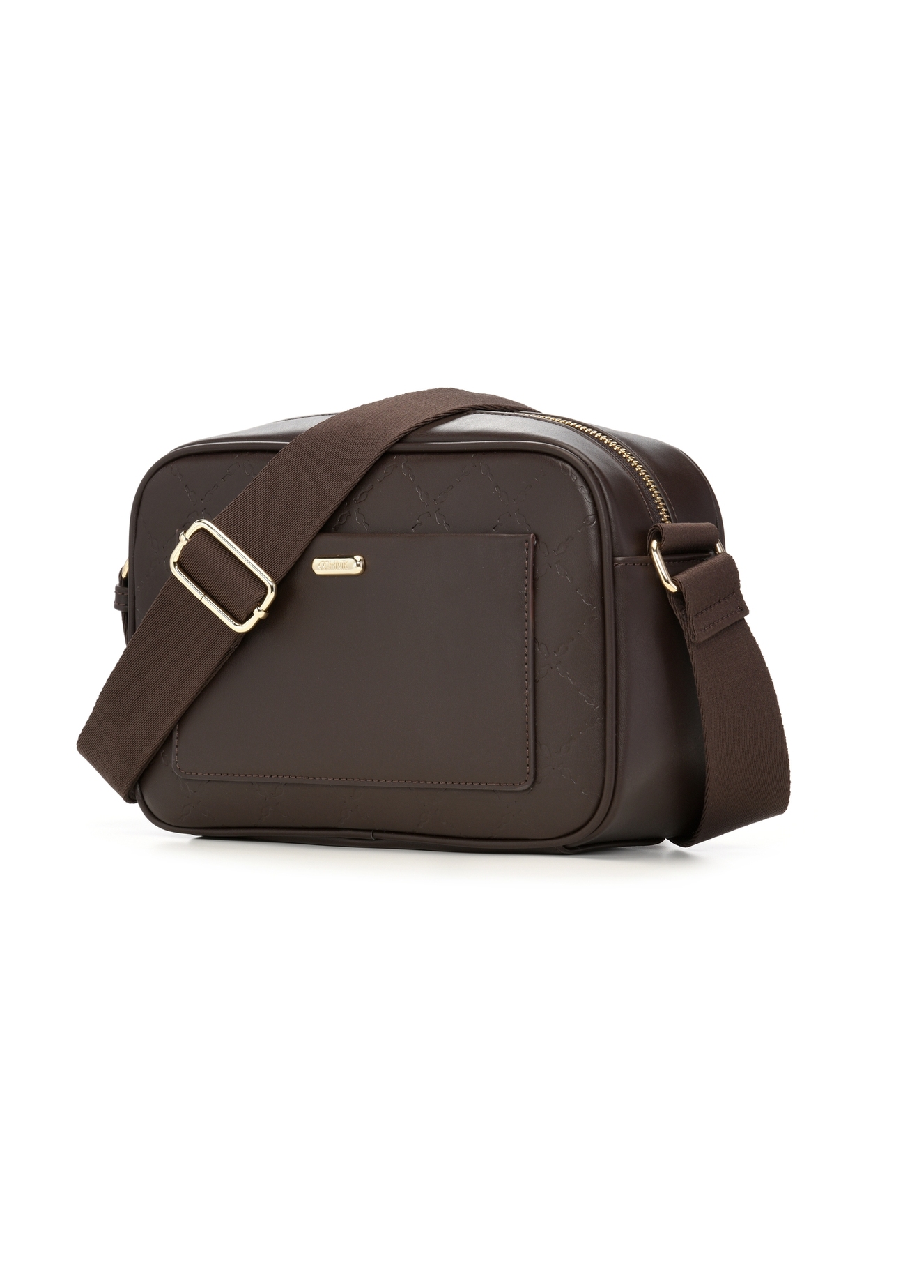 Brązowa torebka damska z monogramem TOREC-1290-1I(Z26), widok produktu skosem na białym tle.