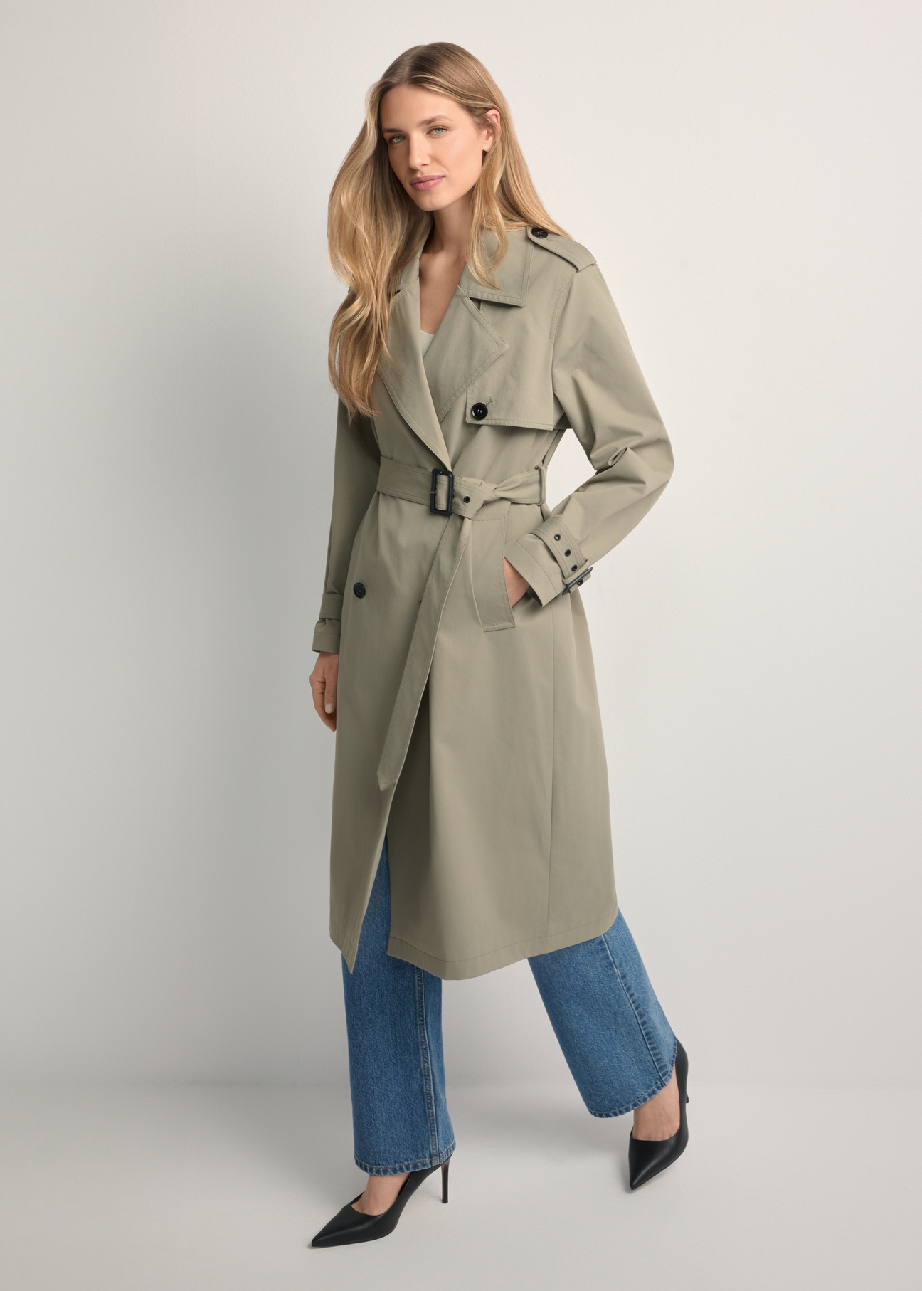 Długi szałwiowy płaszcz damski KURDT-0512-8F(W26), widok produktu z przodu na modelce. Widoczna cała sylwetka.