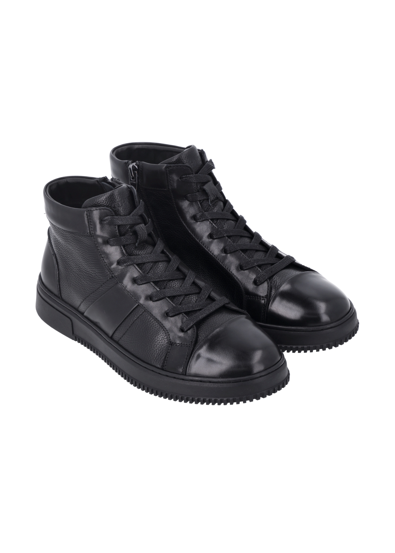Czarne skórzane buty sportowe BUTYM-0568-99(Z26), widok produktu skosem na białym tle.