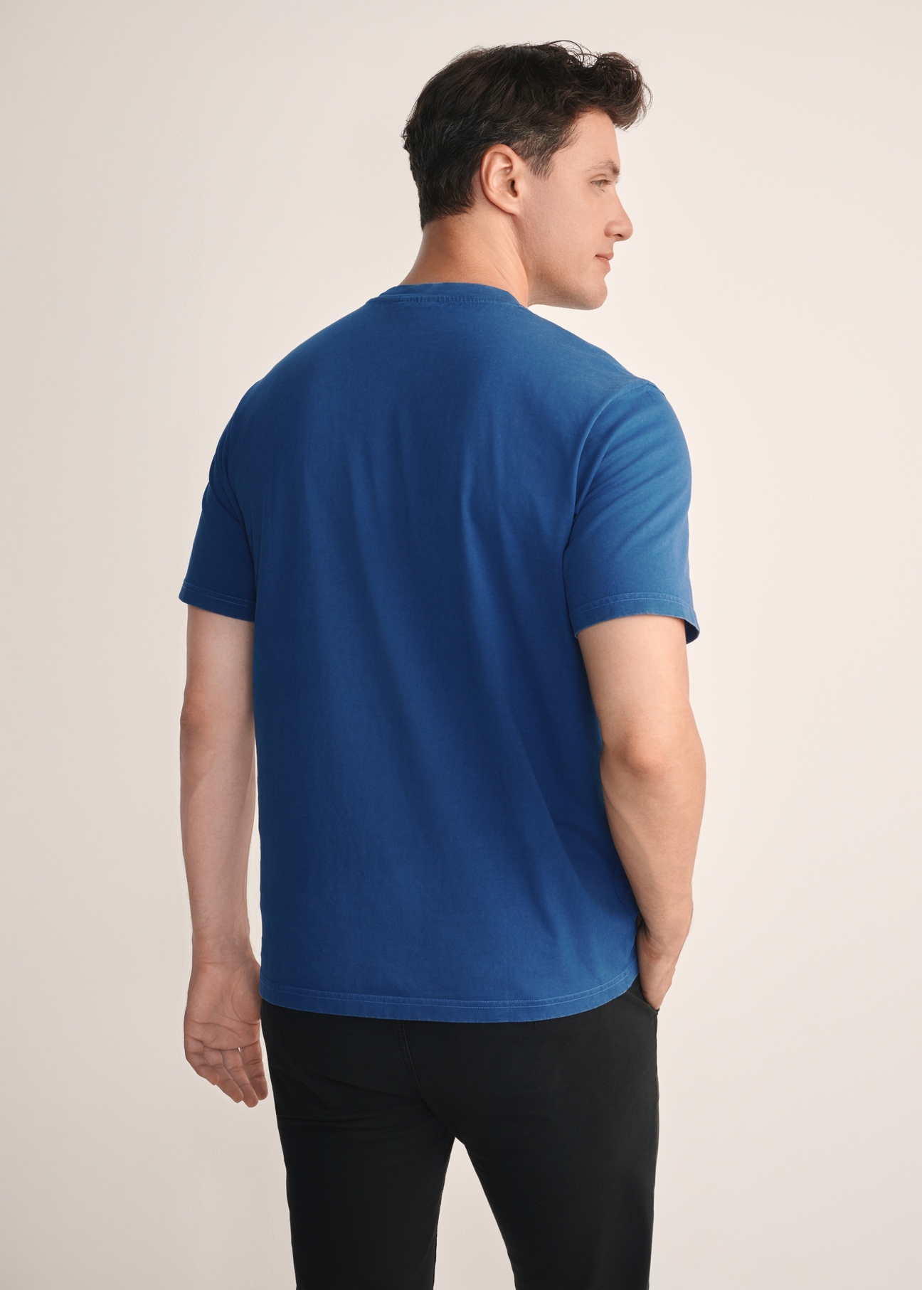 T-shirt męski w kolorze ciemnoniebieskim TSHMT-0134-17(Z25), widok produktu z tyłu na modelu. Widoczna połowa sylwetki.