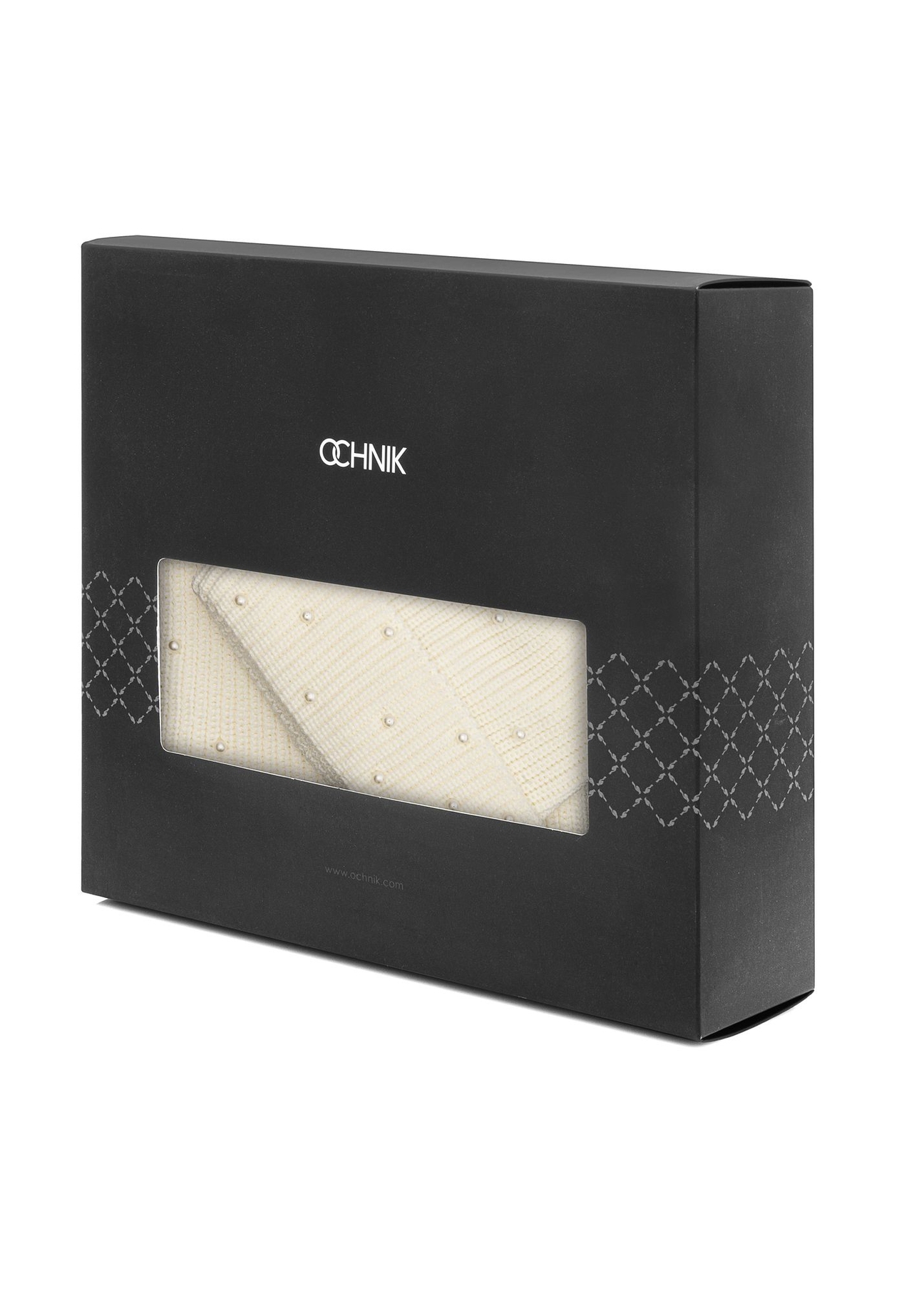 Kremowy zestaw czapka i szalik ZESTD-0011-11(Z 25) - widok na produkt po skosie na białym tle.