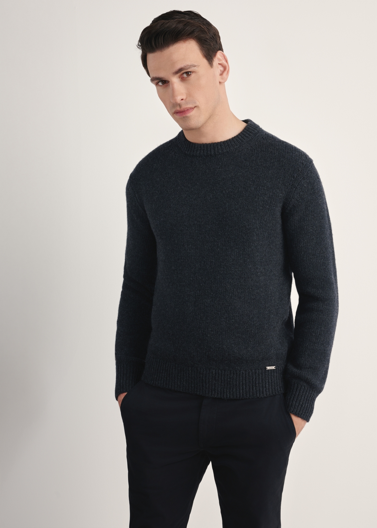 Grafitowy sweter męski SWEMT-0172-99(Z25), widok produktu z przodu na modelu. Widoczna połowa sylwetki.