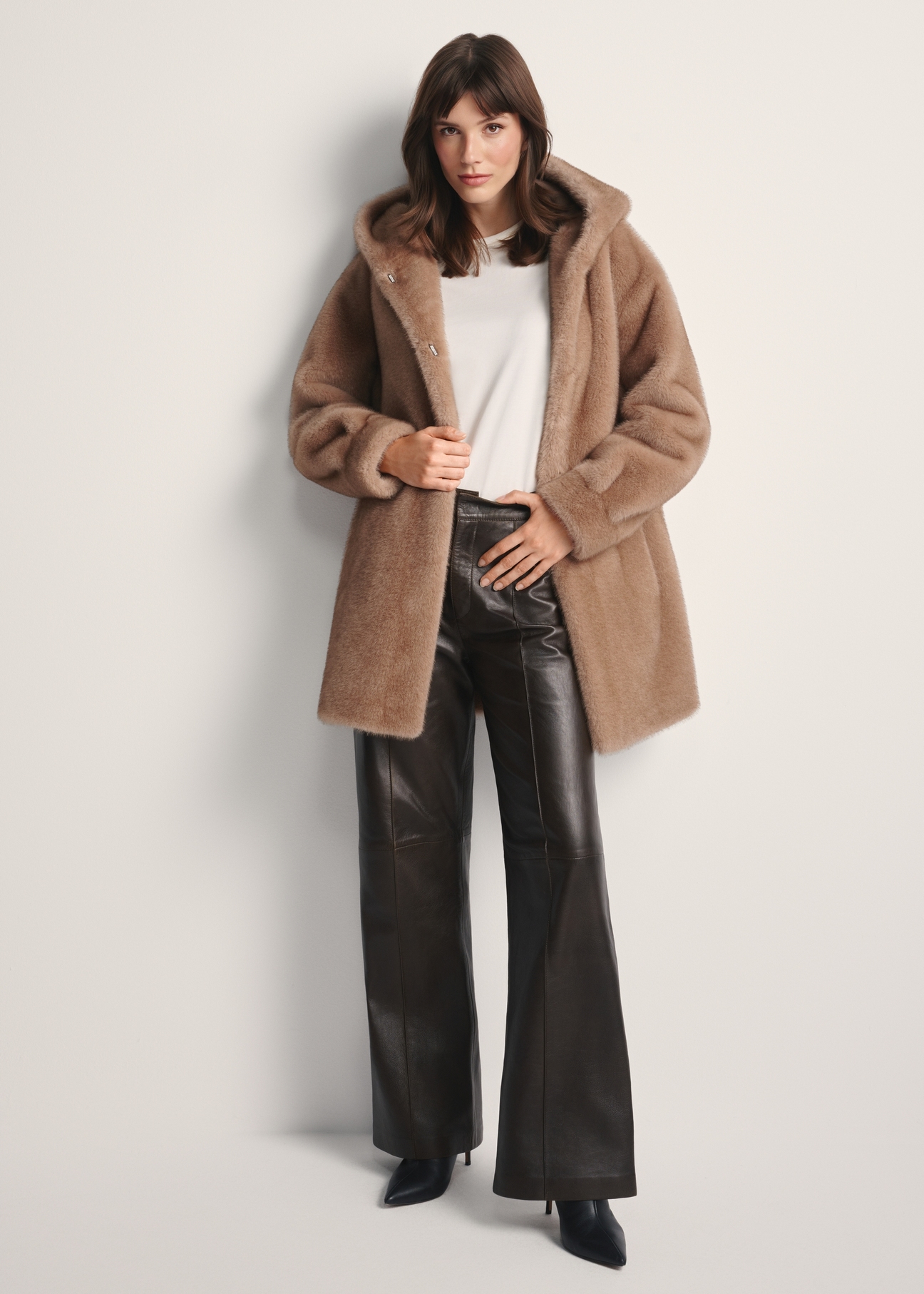 Beżowe futro damskie z kapturem FUTDP-0062-81(Z25), widok produktu z przodu na modelce. Widoczna cała sylwetka.