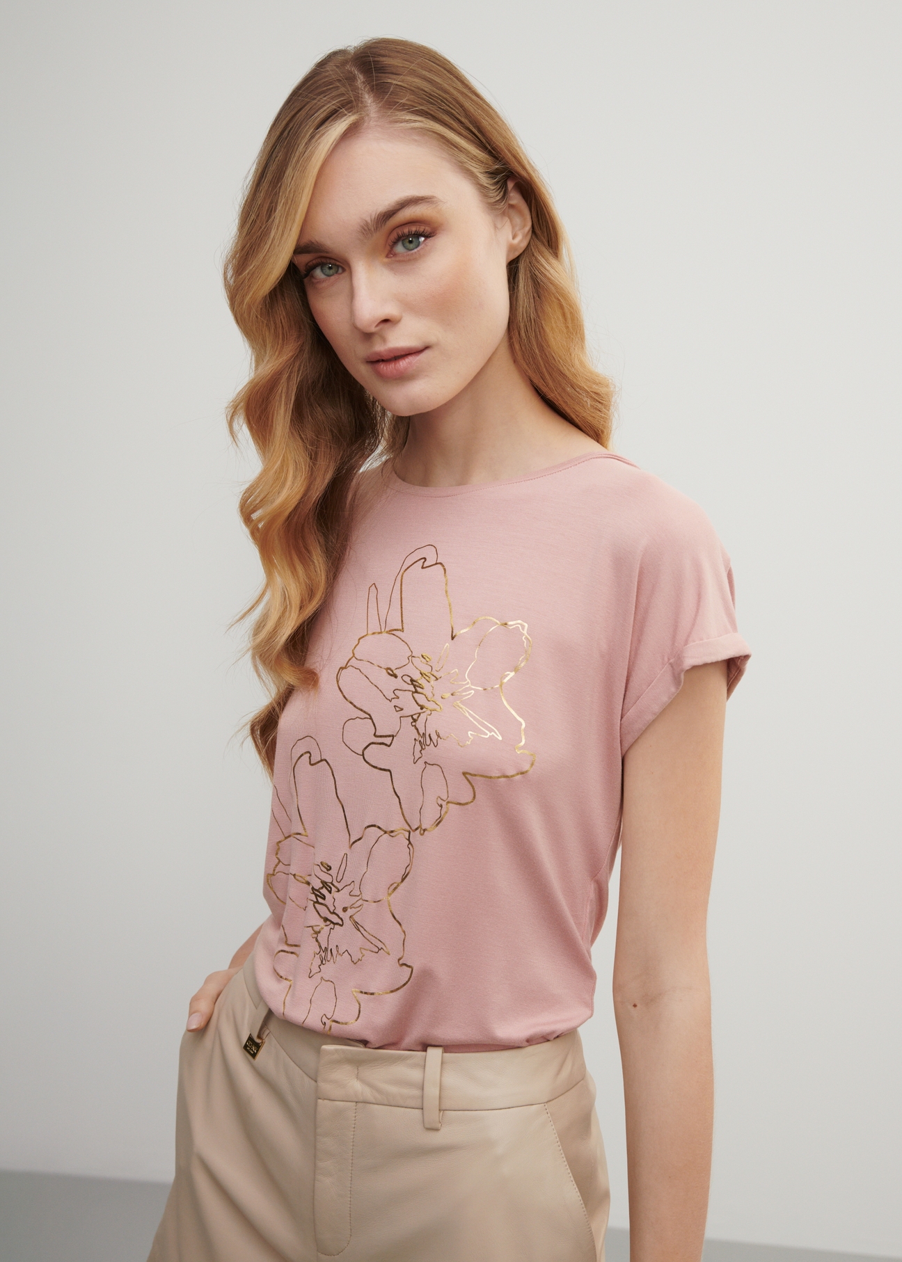 Różowy T-shirt damski z kwiatowym printem TSHDT-0107-34(W23)-01