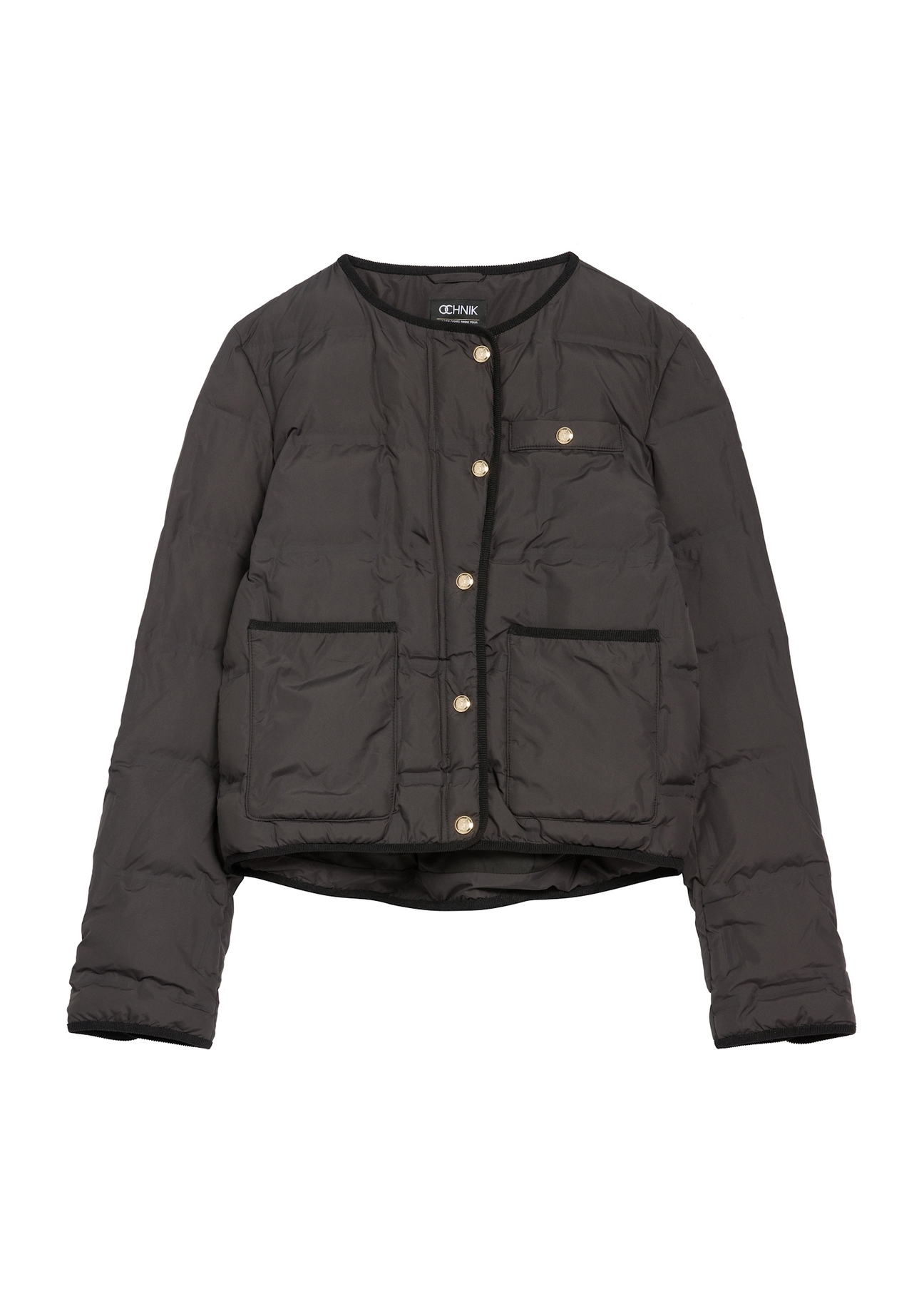 Czarna krótka kurtka damska KURDT-0621-99(W26) - widok produktu z przodu, na białym tle.