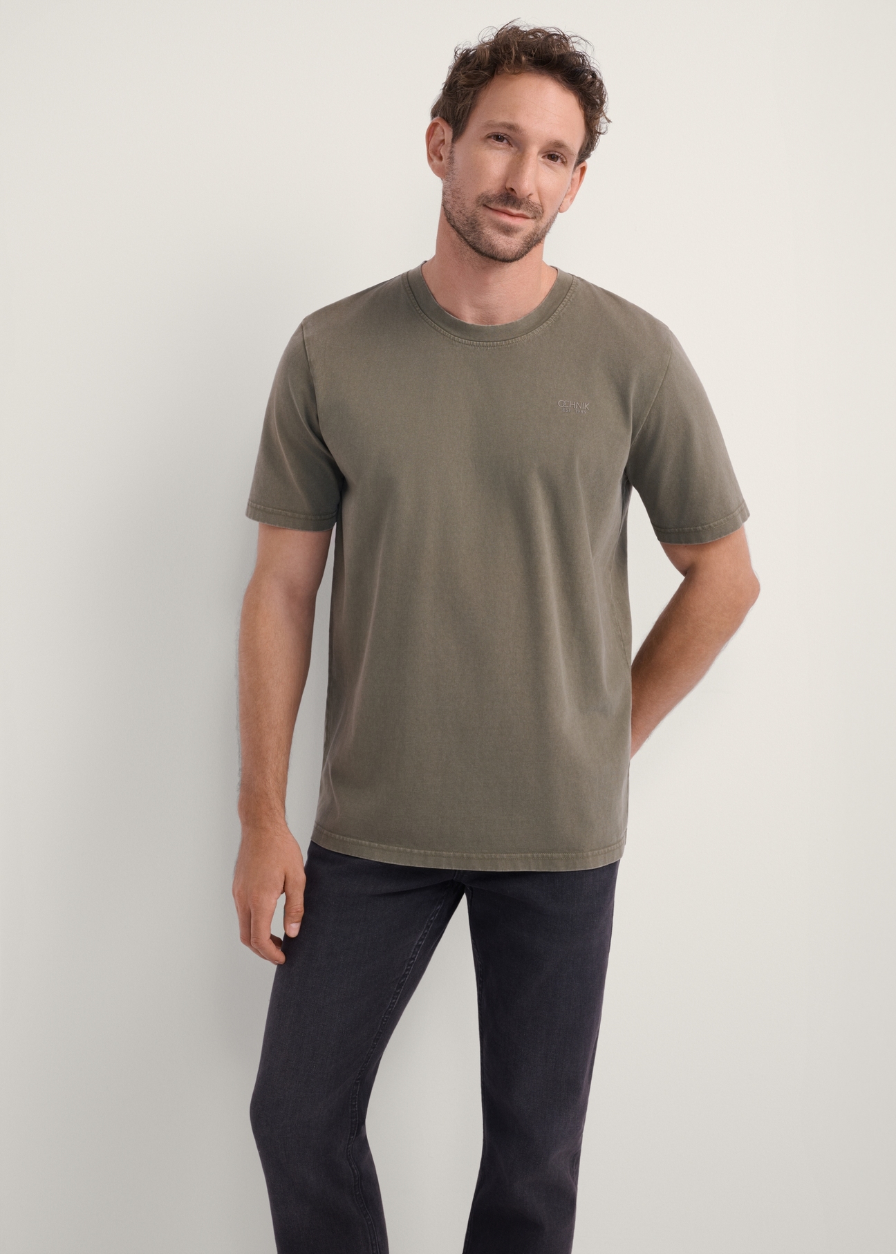 T-shirt męski w kolorze khaki TSHMT-0134-55(Z25), widok produktu od przodu na modelu, widoczna połowa sylwetki.