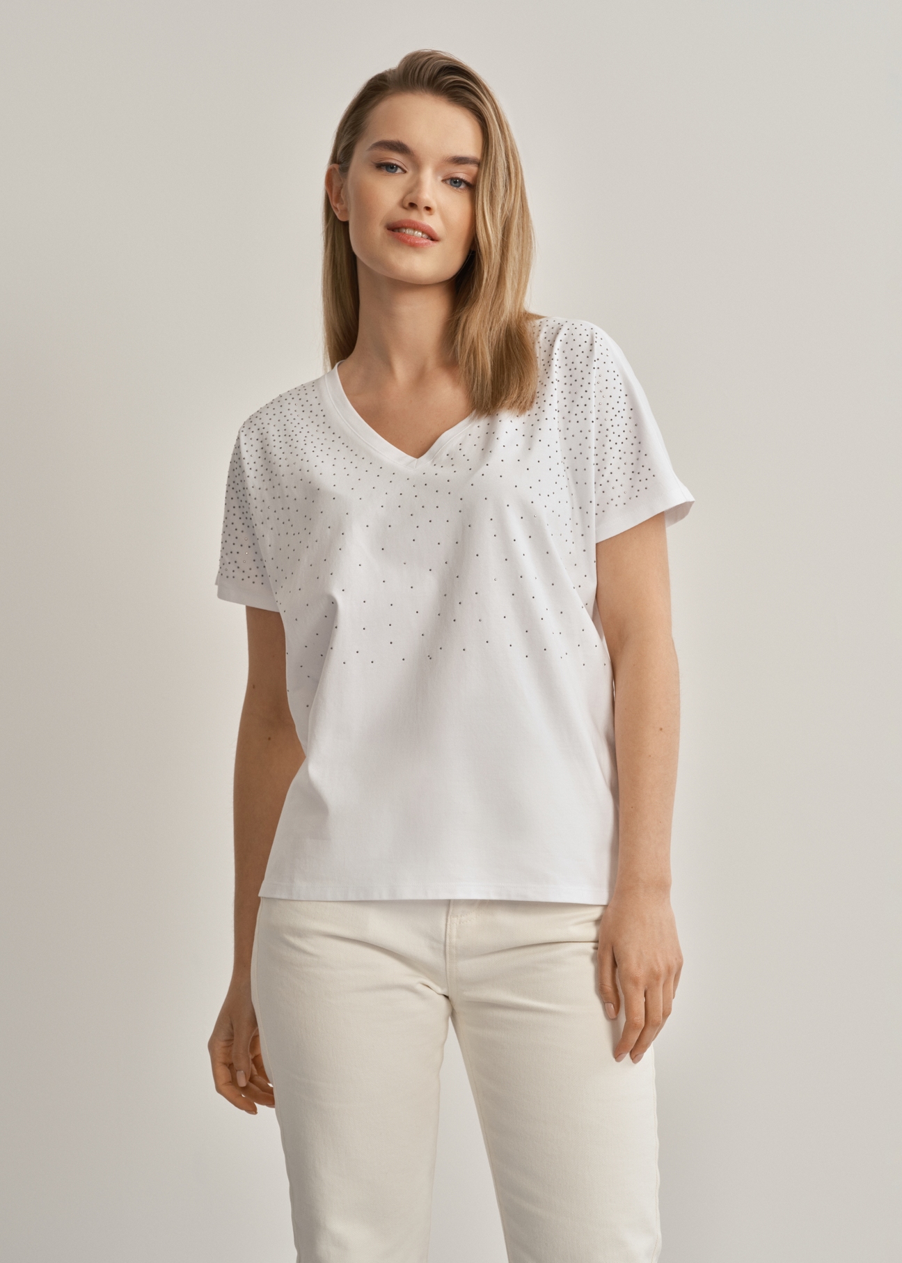 Biały T-shirt damski z cekinami TSHDT-0113-11(W23)-02