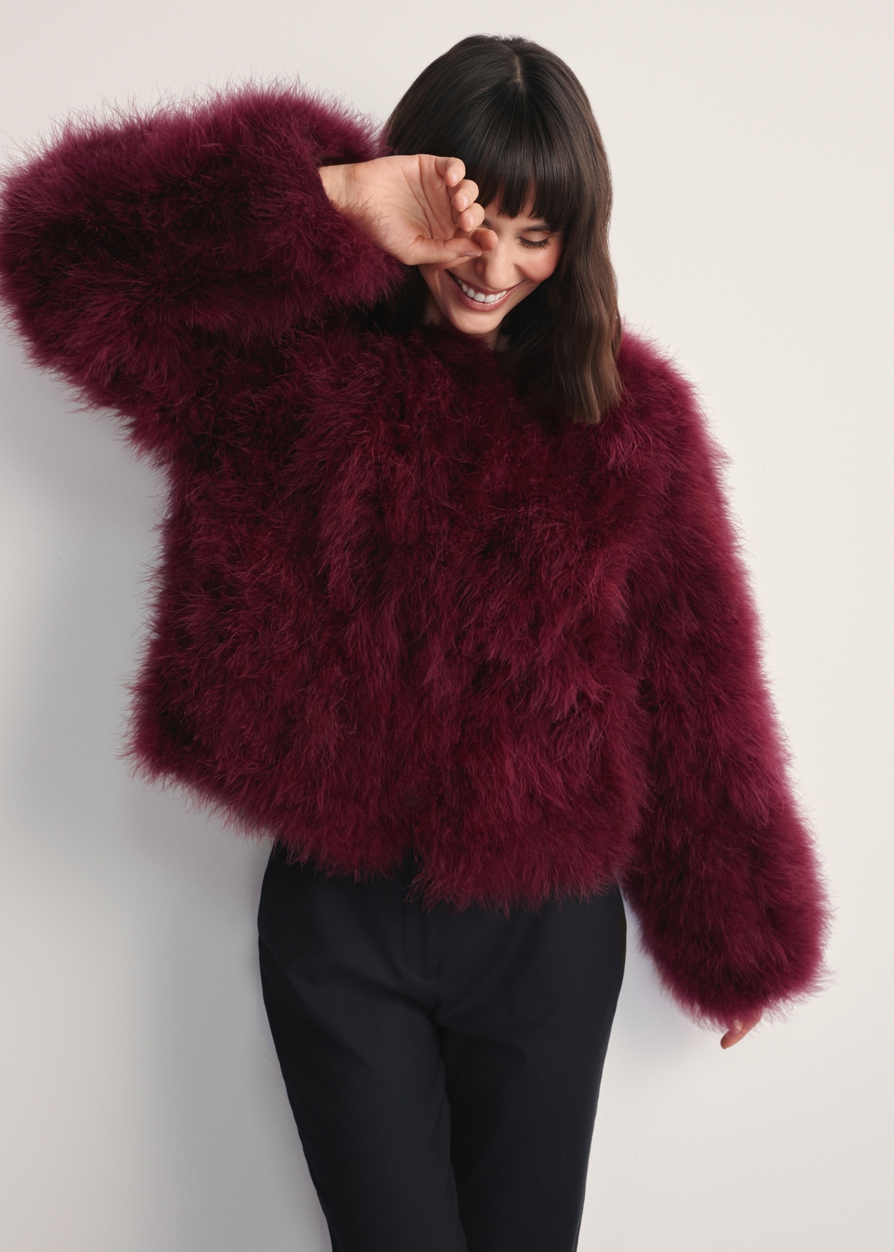 Kurtka damska z piór indyczych FUTDF-0097A-3183(Z25), widok produktu z przodu na modelce. Widoczna połowa sylwetki.