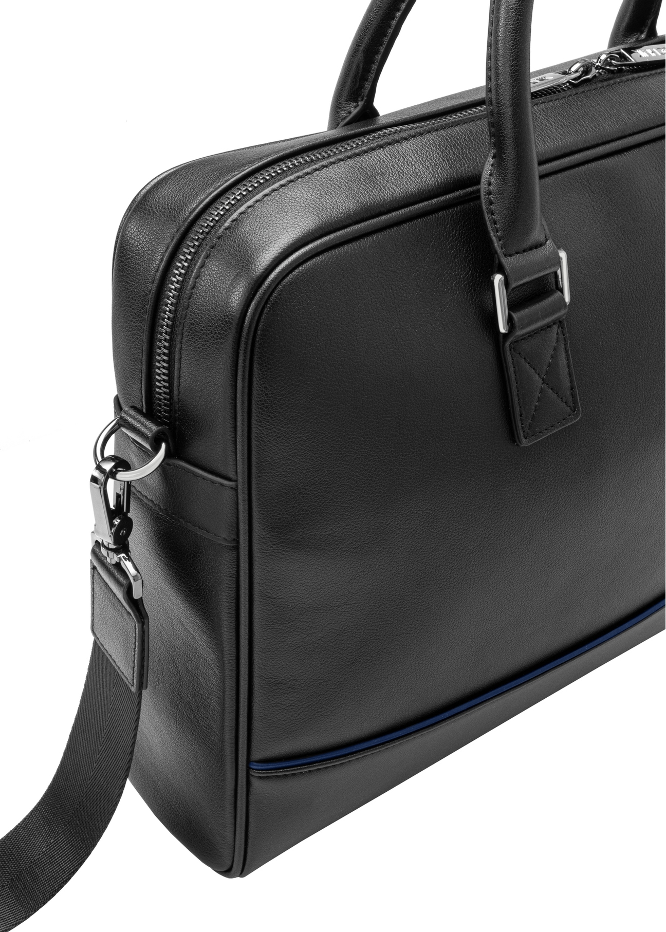 Czarna skórzana torba na laptopa TORMS-0494-99(W26) - zbliżenie na detal, na białym tle.