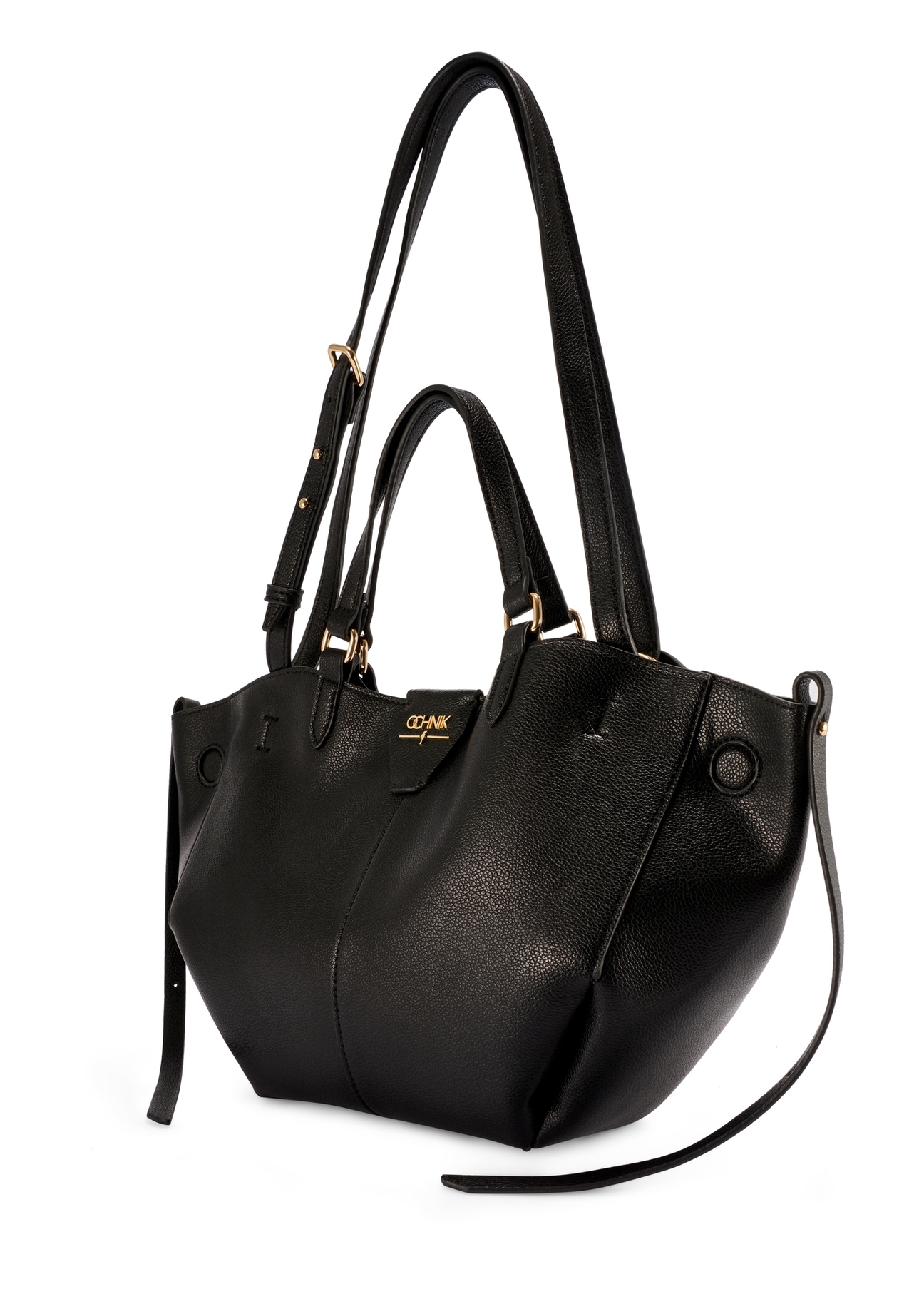 Czarna torebka damska na ramię TOREC-1231-99(W26), widok produktu skosem na białym tle.