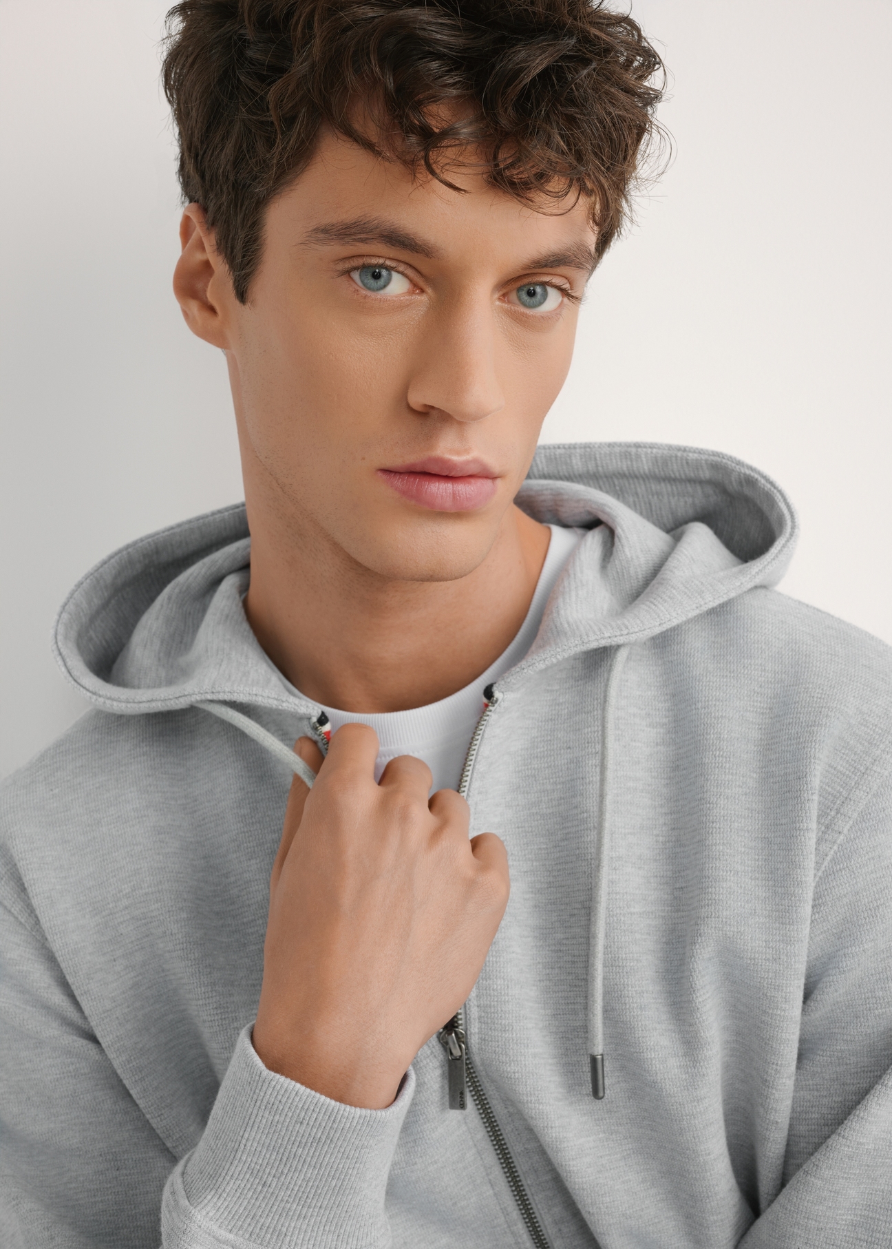 Szara bluza męska z kapturem BLZMT-0079-9A(W26), zbliżenie na produkt na modelu. 