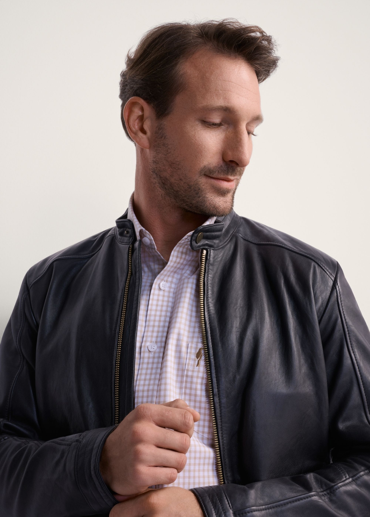 Klasyczna skórzana kurtka męska KURMS-0297-5427(KS), zbliżenie na detal produktu na modelu.