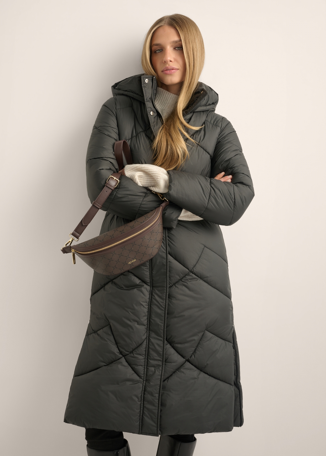 Brązowa nerka z monogramem TOREC-0981-1P(Z26)