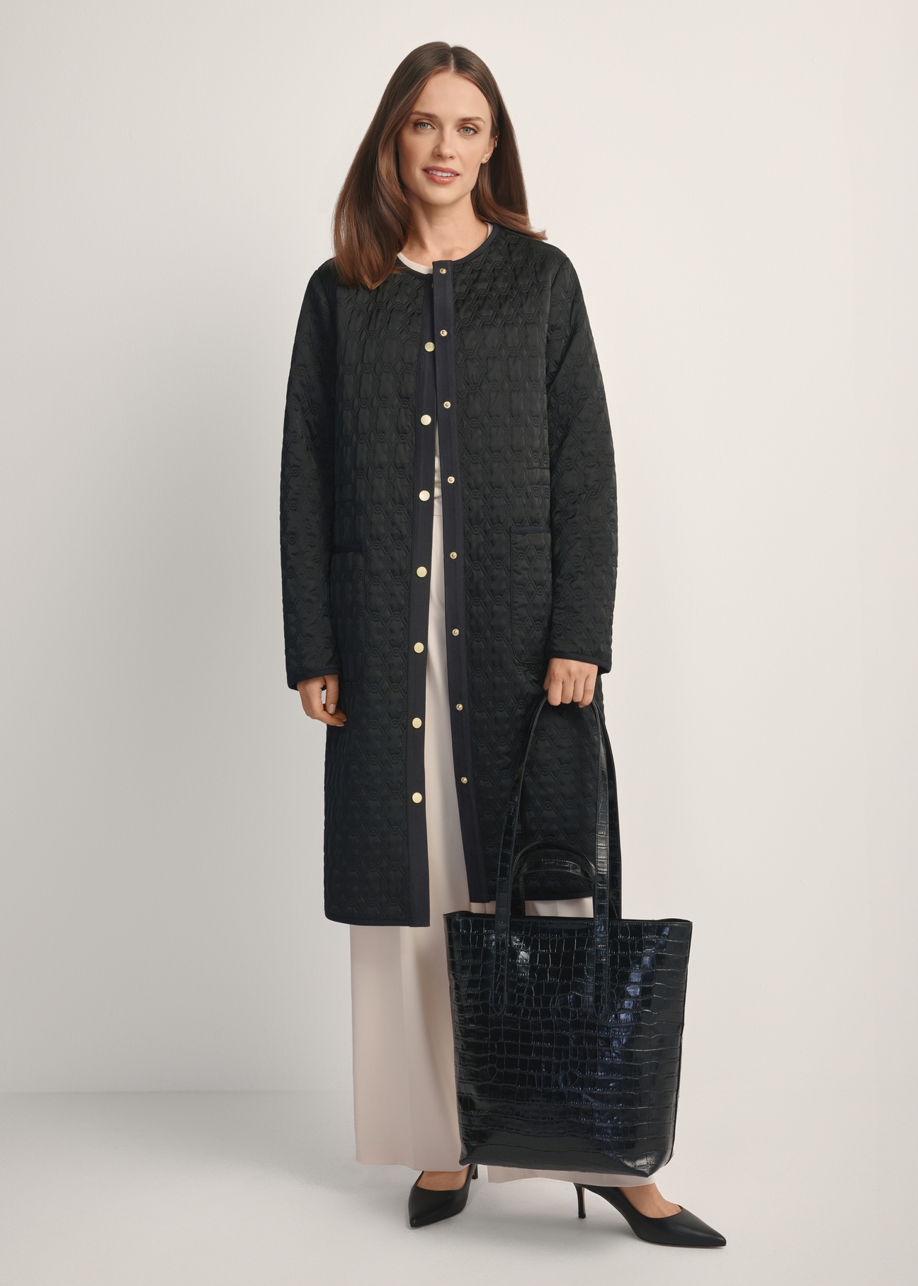 Duża skórzana torebka damska croco TORES-1232-9G(W26), widok produktu od przodu na modelce, widoczna połowa sylwetki.