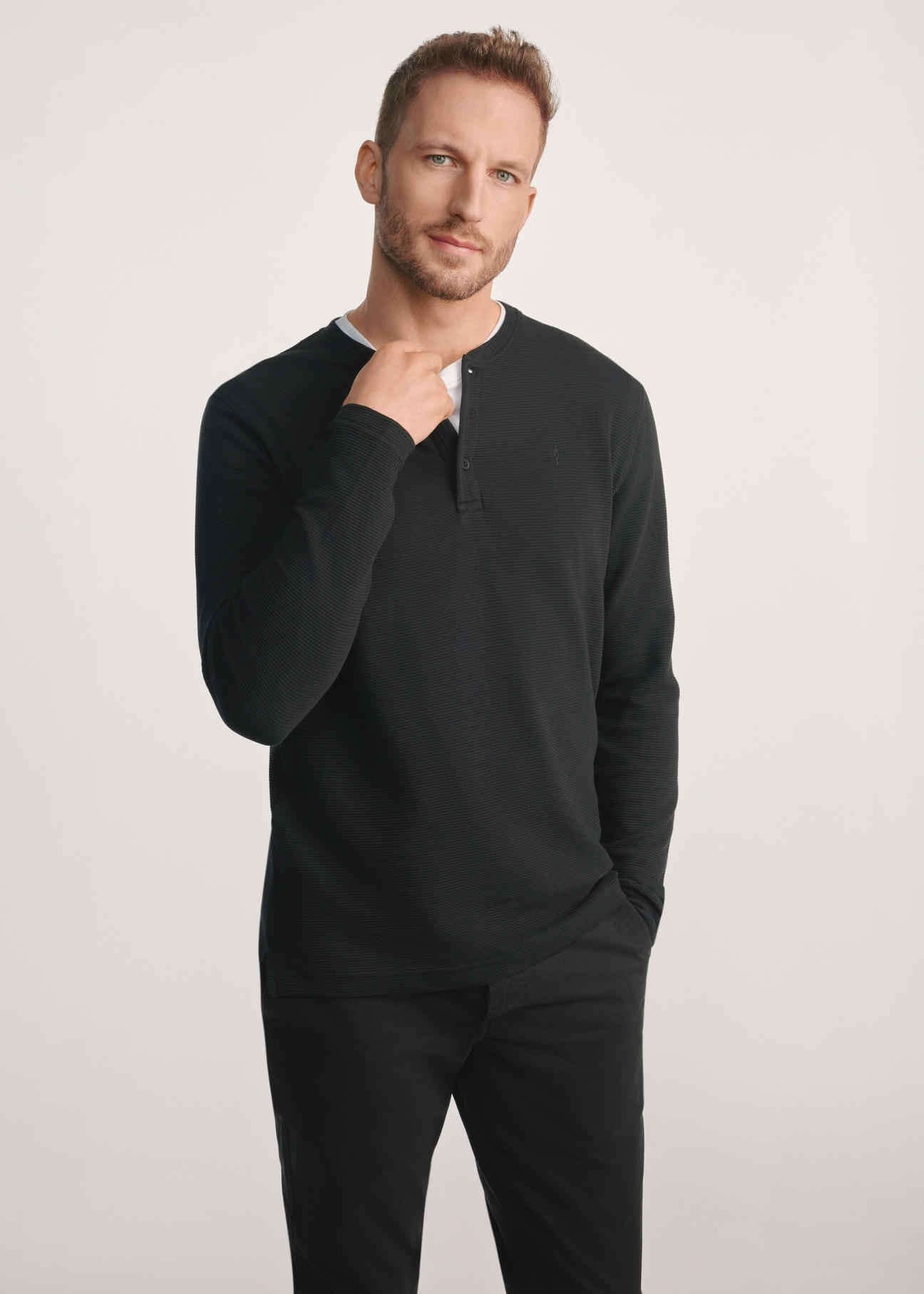 Czarny longsleeve męski LSLMT-0007-99(Z24), widok produktu od przodu na modelu, widoczne pół sylwetki.