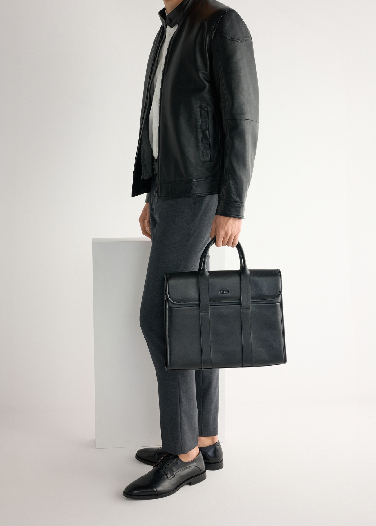 Skórzane czarne półbuty męskie BUTYM-0483-99(W26), widok produktu z boku na stopach modela.