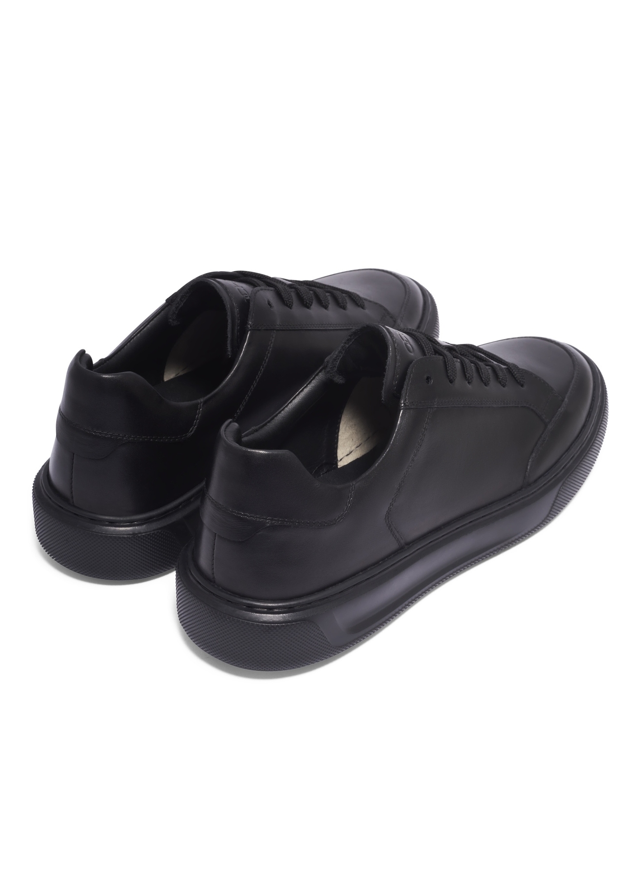 Czarne skórzane buty sportowe męskie BUTYM-0574-99(Z26), widok produktu z tyłu na białym tle.