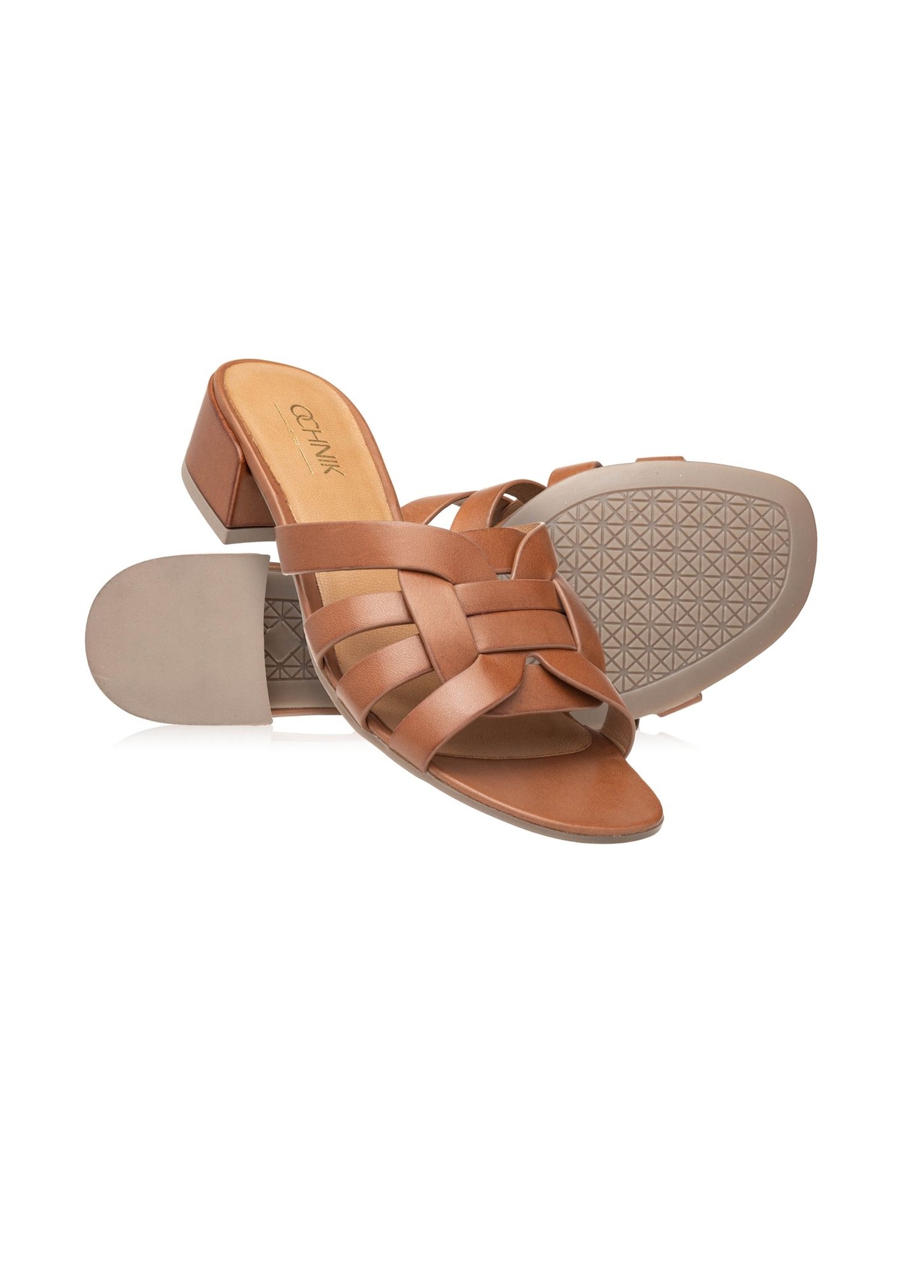 Skórzane klapki damskie na słupku BUTYD-1265-1F(W26), widok produktu skosem na białym tle. 