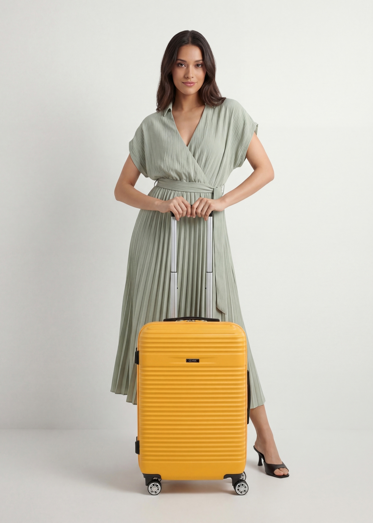 Walizka średnia na kółkach WALAB-0040-2B-24(W26), widok produktu od przodu przy modelce, widoczna cała sylwetka.