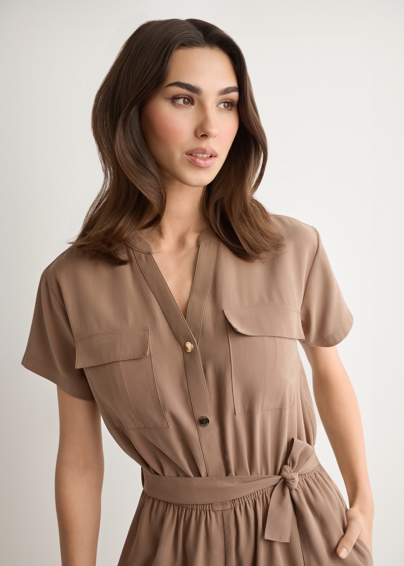 Krótki kombinezon damski z wiskozy KOBDT-0014-1D(W26), zbliżenie na produkt na sylwetce modelki.