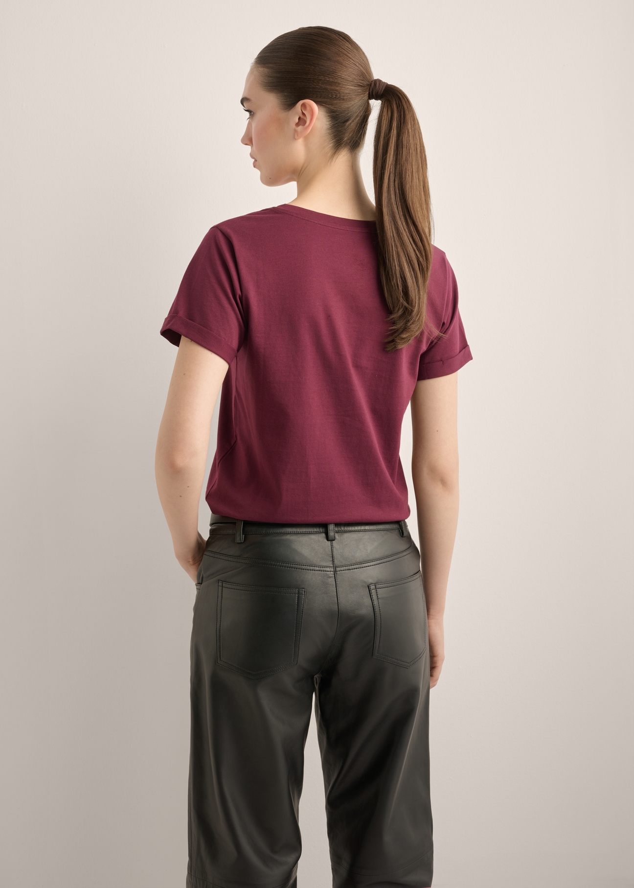 Bordowy t-shirt damski TSHDT-0149-4D(Z26), widok produktu od tyłu na modelce. Widoczna połowa sylwetki.