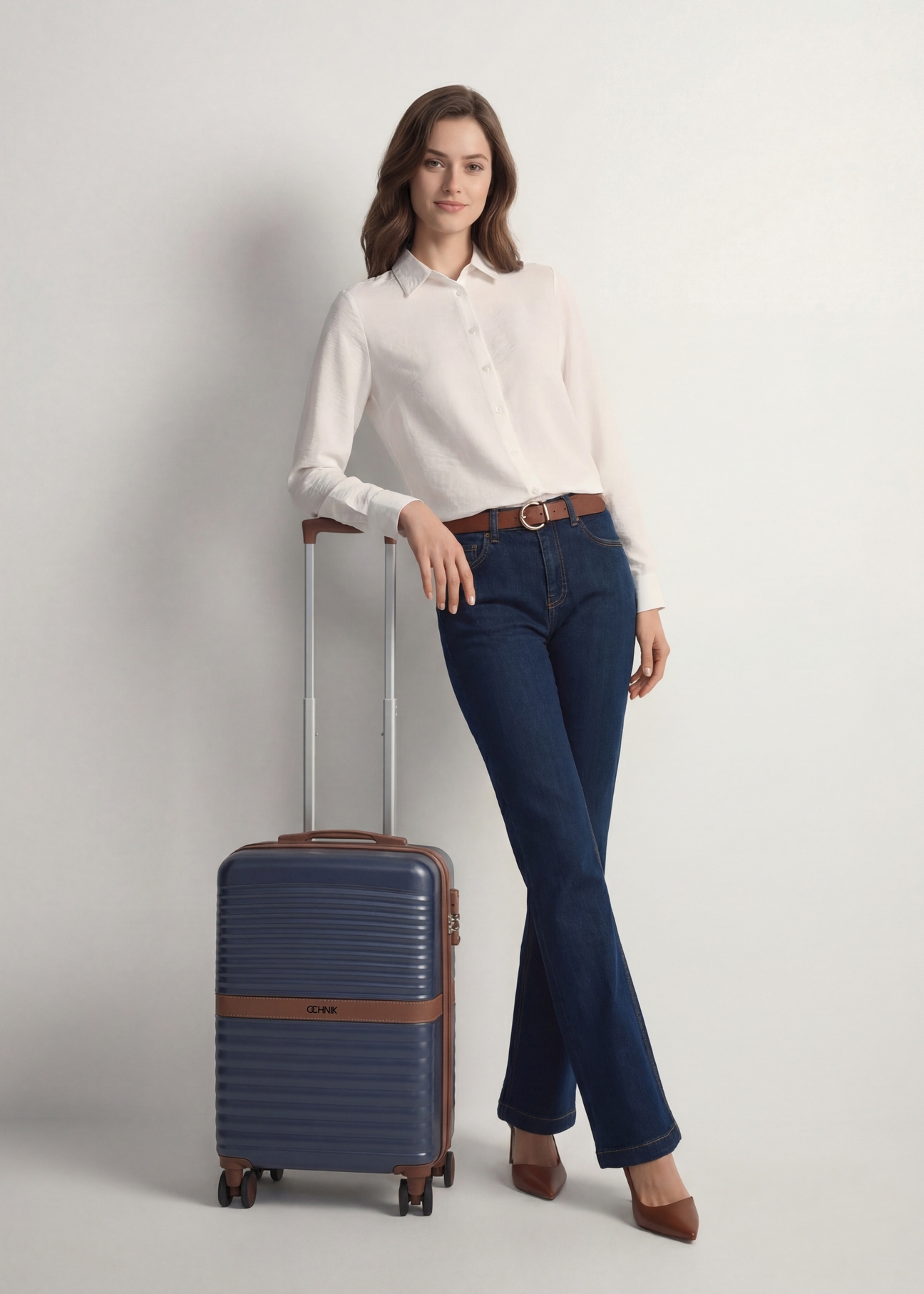 Walizka mała na kółkach WALAB-0084-7D-19(W26), widok produktu z przodu obok sylwetki modelki.