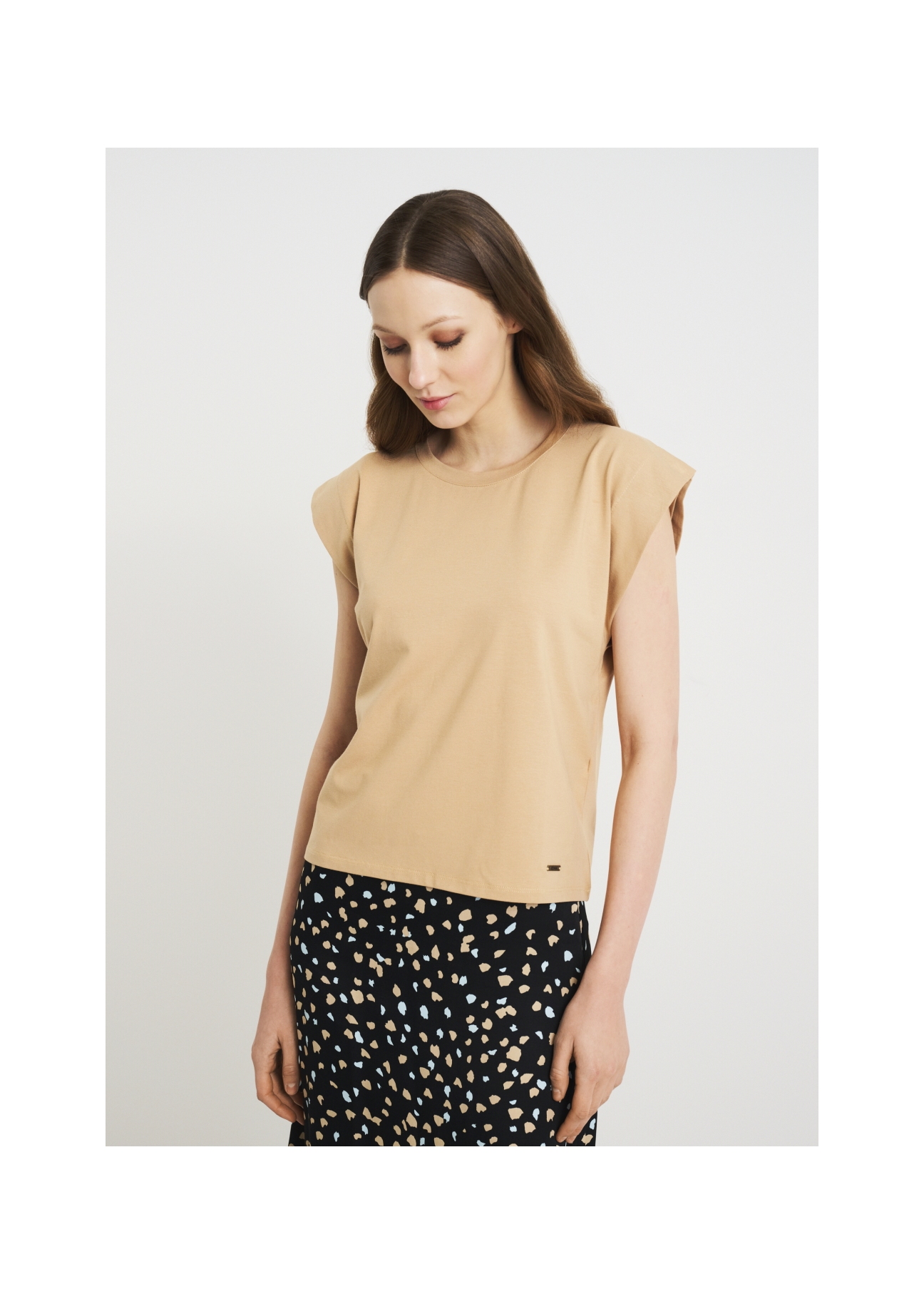 Beżowy T-shirt damski  basic TSHDT-0085-80(W22)-01