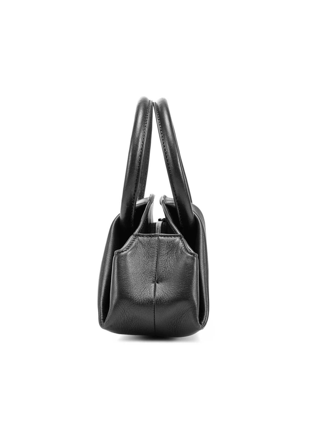 Czarna mini torebka typu top handle TORES-1203-99(Z25), widok produktu z boku na białym tle. 