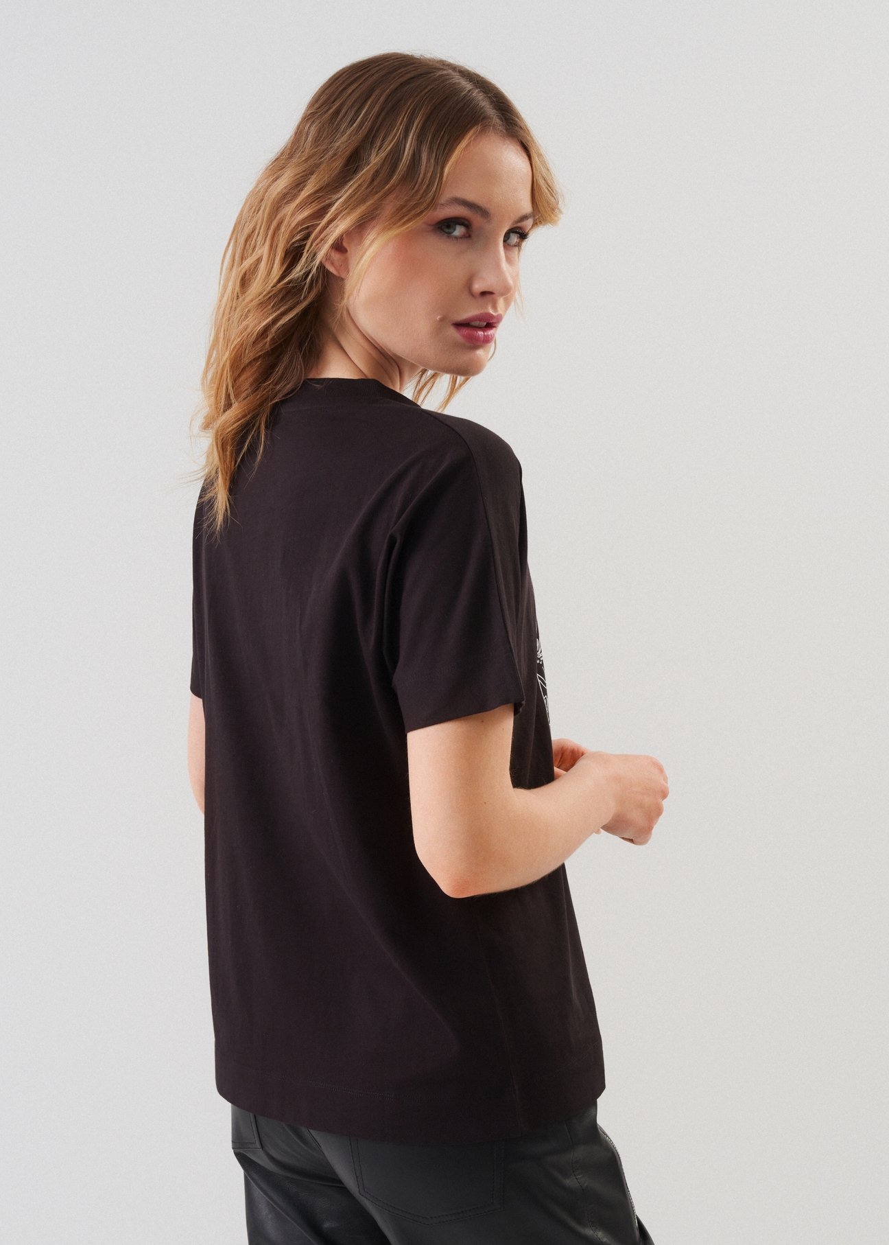 Czarny bawełniany T-shirt damski z aplikacją TSHDT-0117-99(Z23)-03