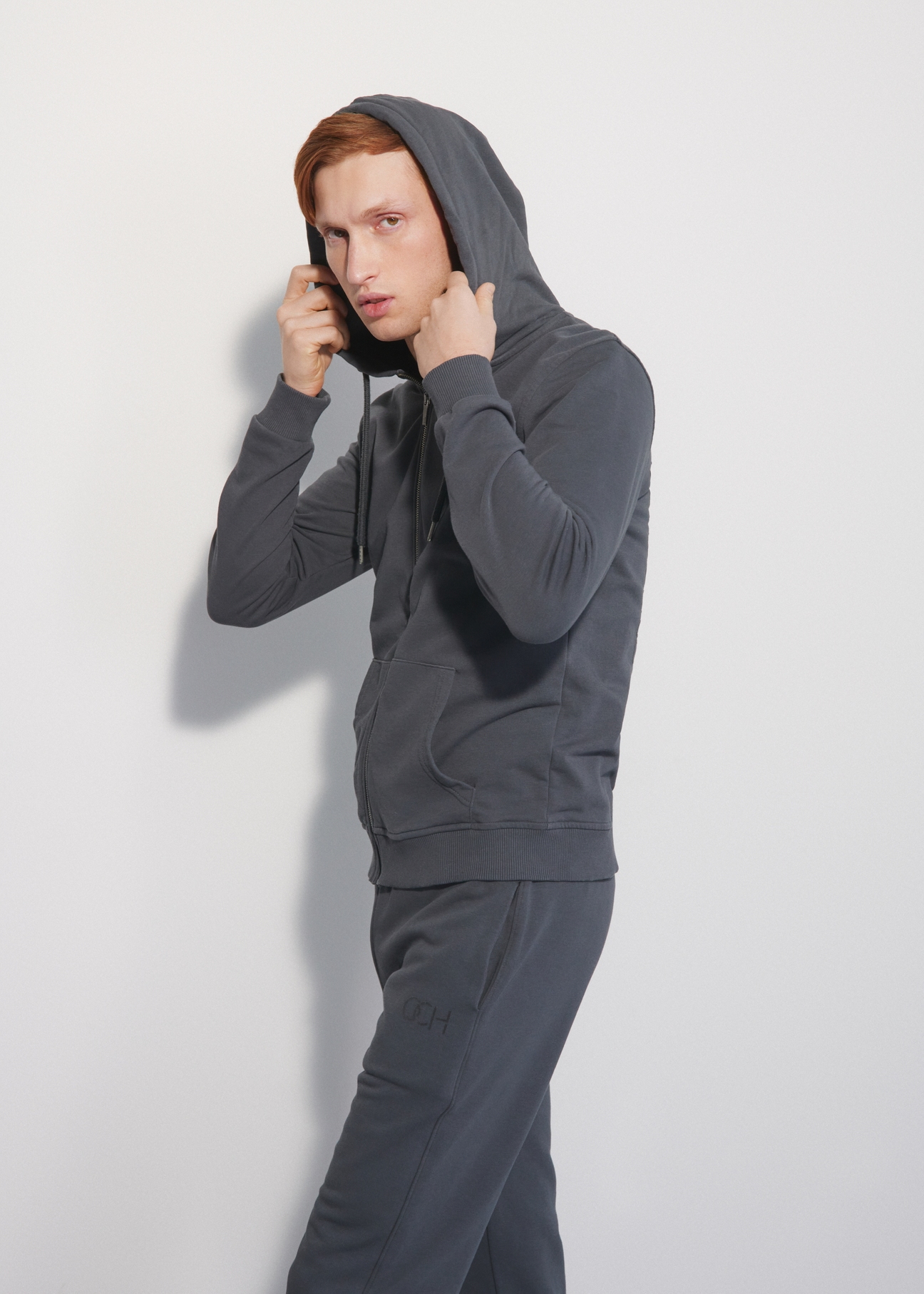 Grafitowa bluza męska z monogramem BLZMT-0056-95(W23)-04