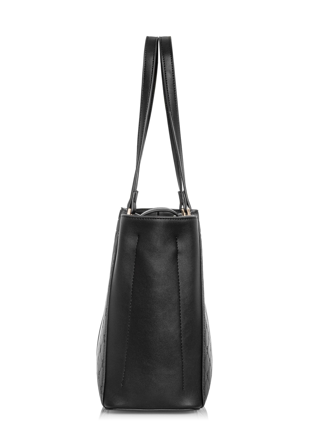 Czarna torebka damska z monogramem TOREC-0831A-98(Z25) - widok produktu z boku na białym tle. 