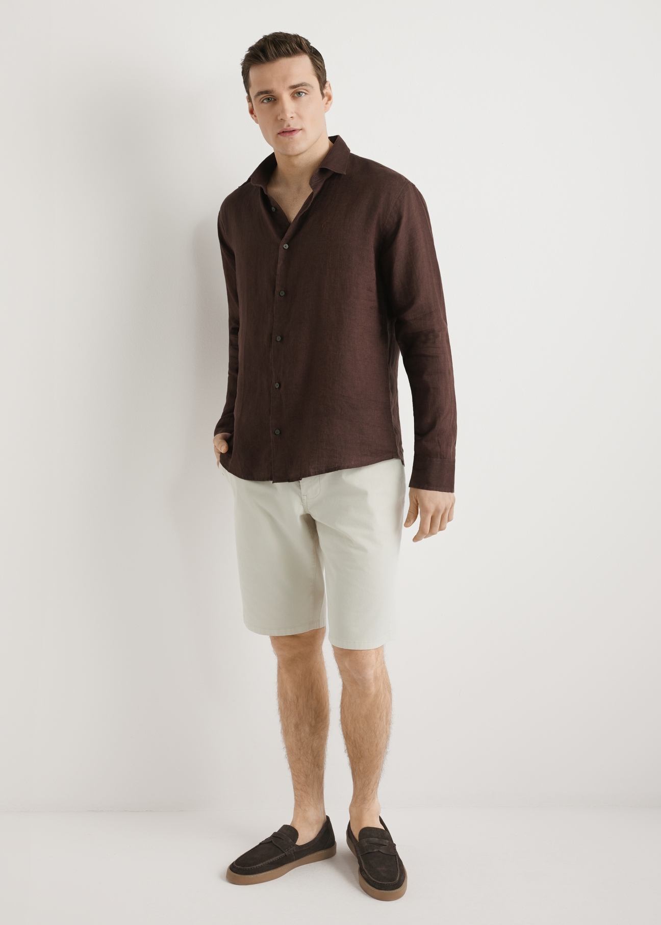 Beżowe szorty męskie SZOMT-0029-1A(W26), widok produktu z przodu na modelu. Widoczna cała sylwetka.