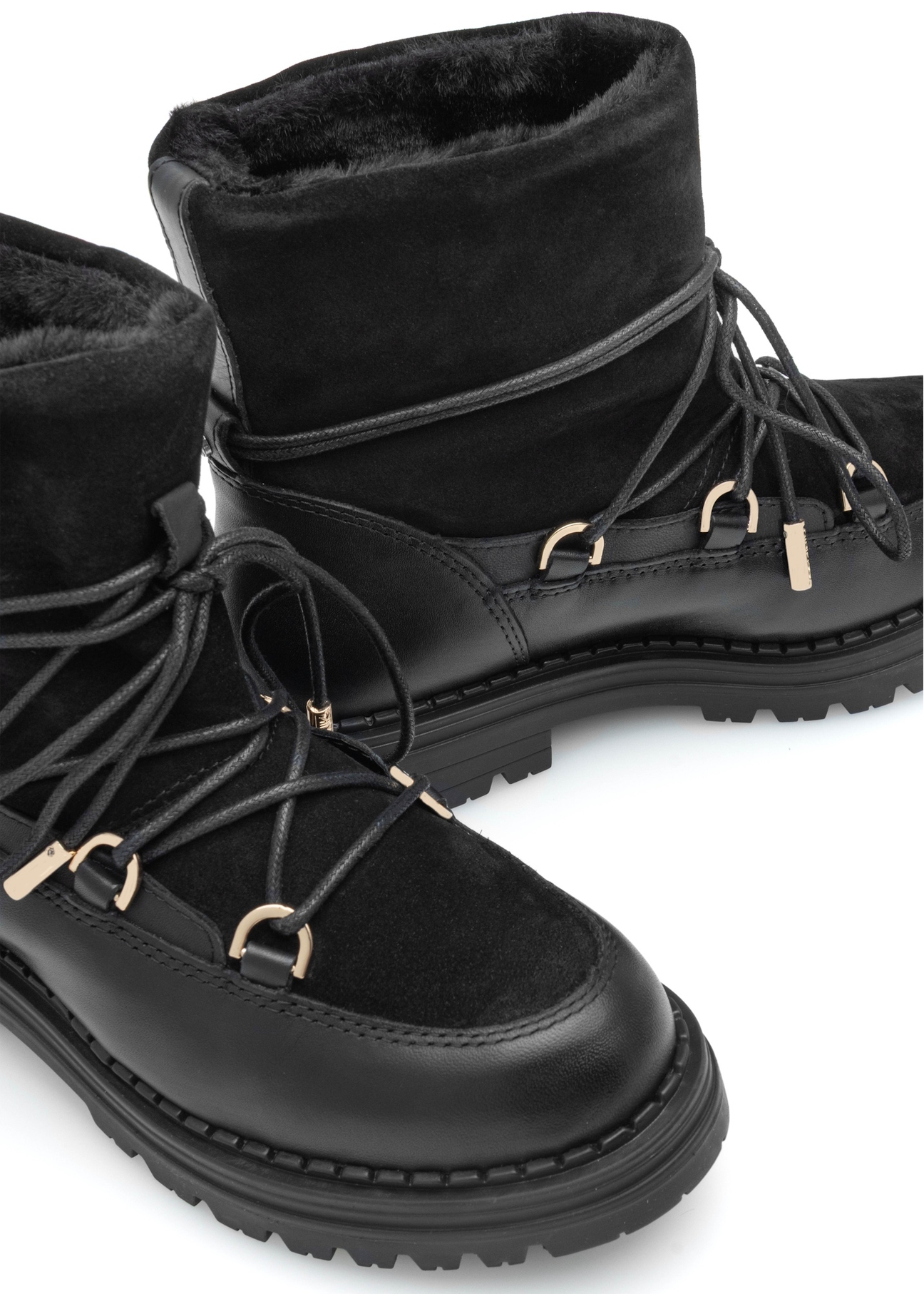 Czarne zamszowe śniegowce damskie BUTYD-1201-99(Z25), zbliżenie na detal produktu na białym tle.