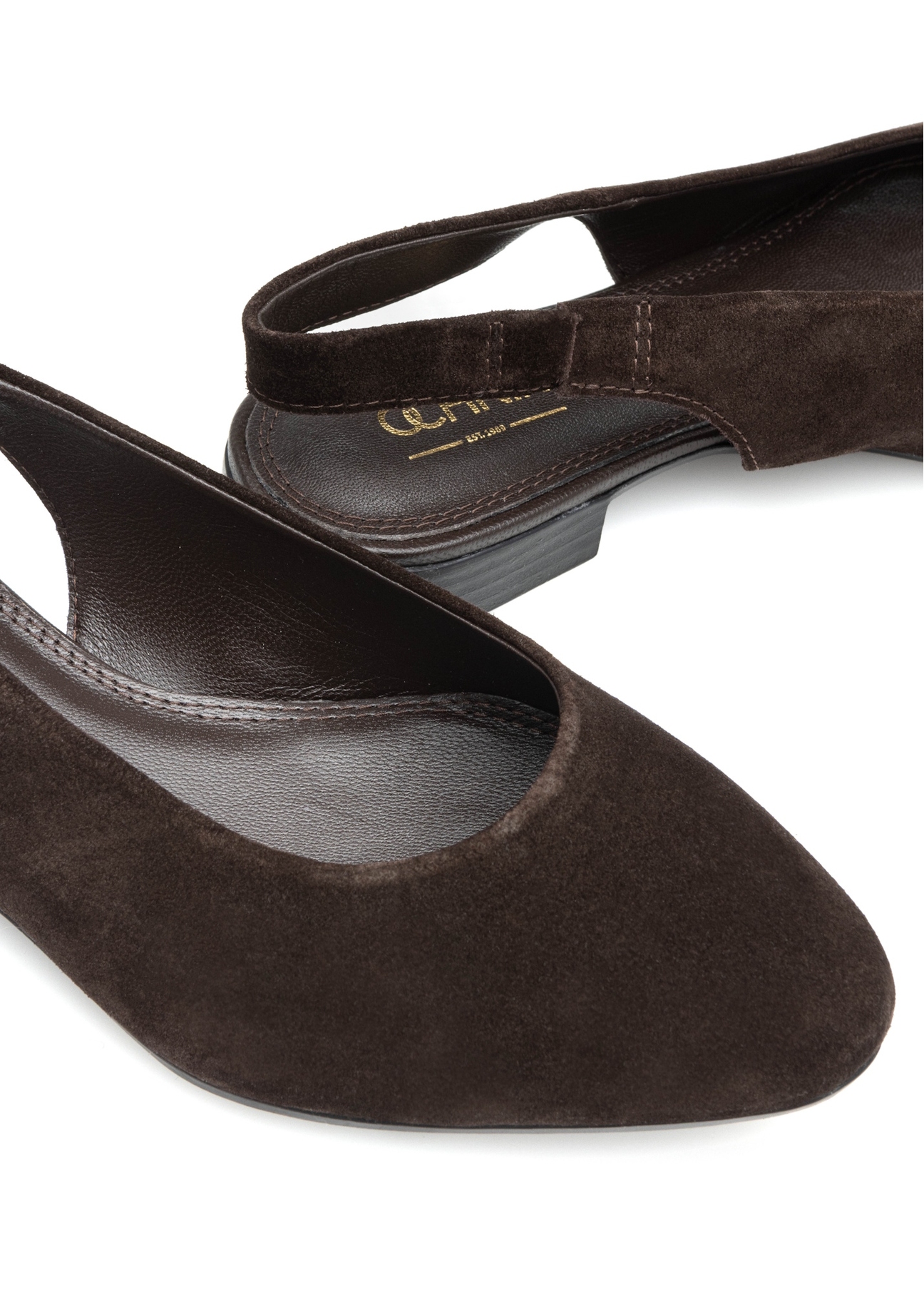 Brązowe baleriny damskie bez pięty BUTYD-1246-1I(W26), zbliżenie na produkt, na białym tle.